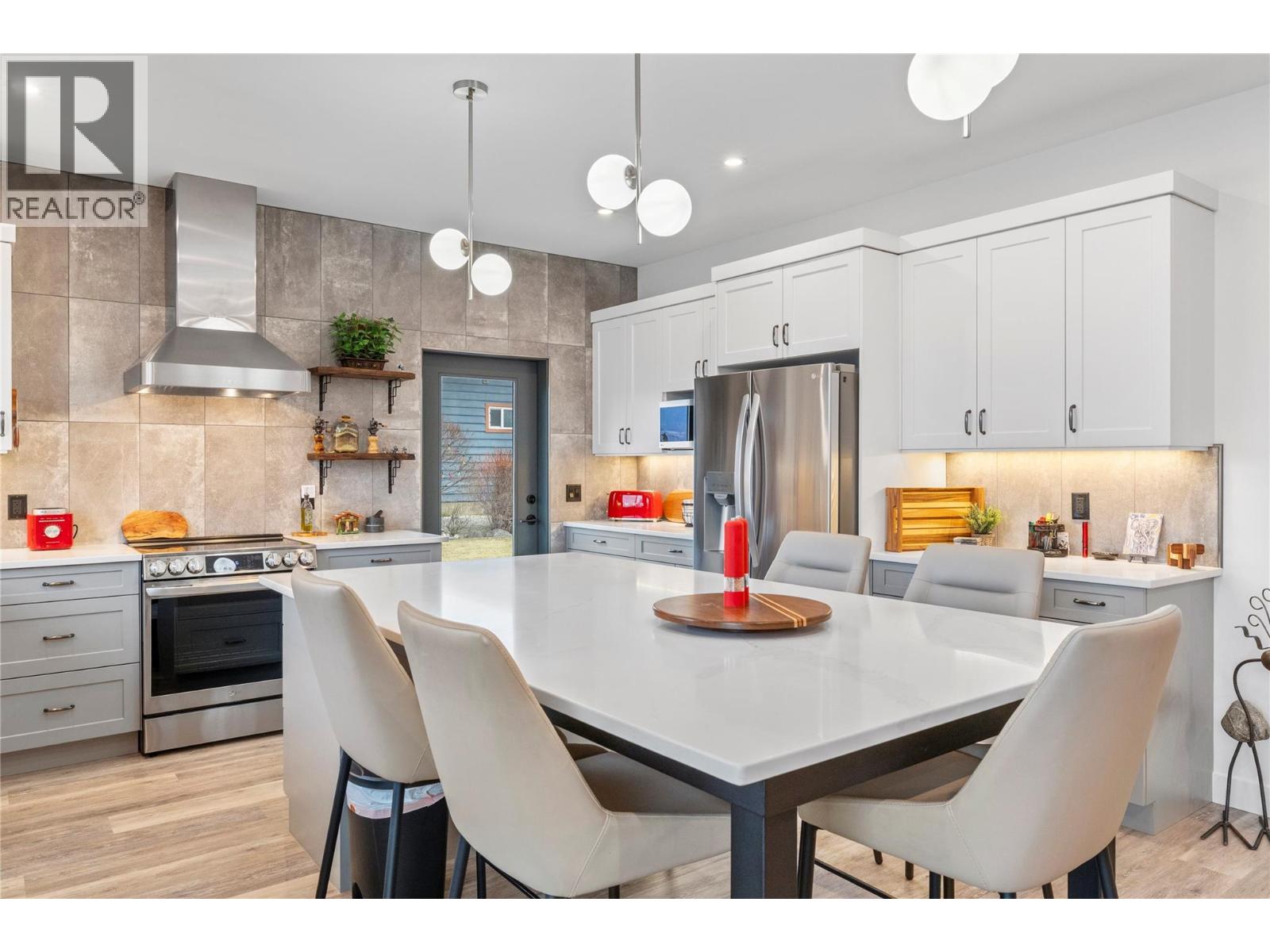 714 Lake Court, West Kelowna