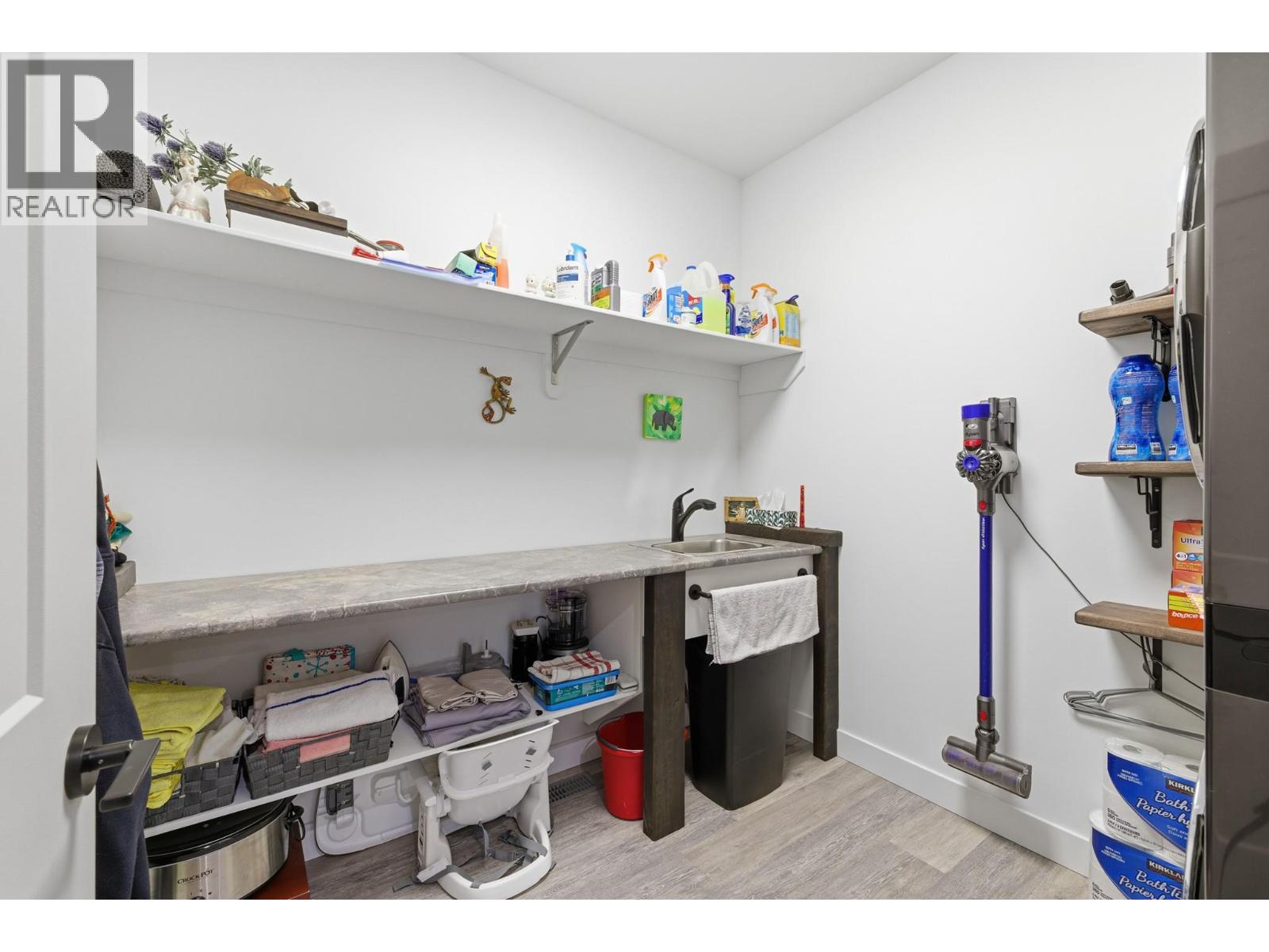 714 Lake Court, West Kelowna