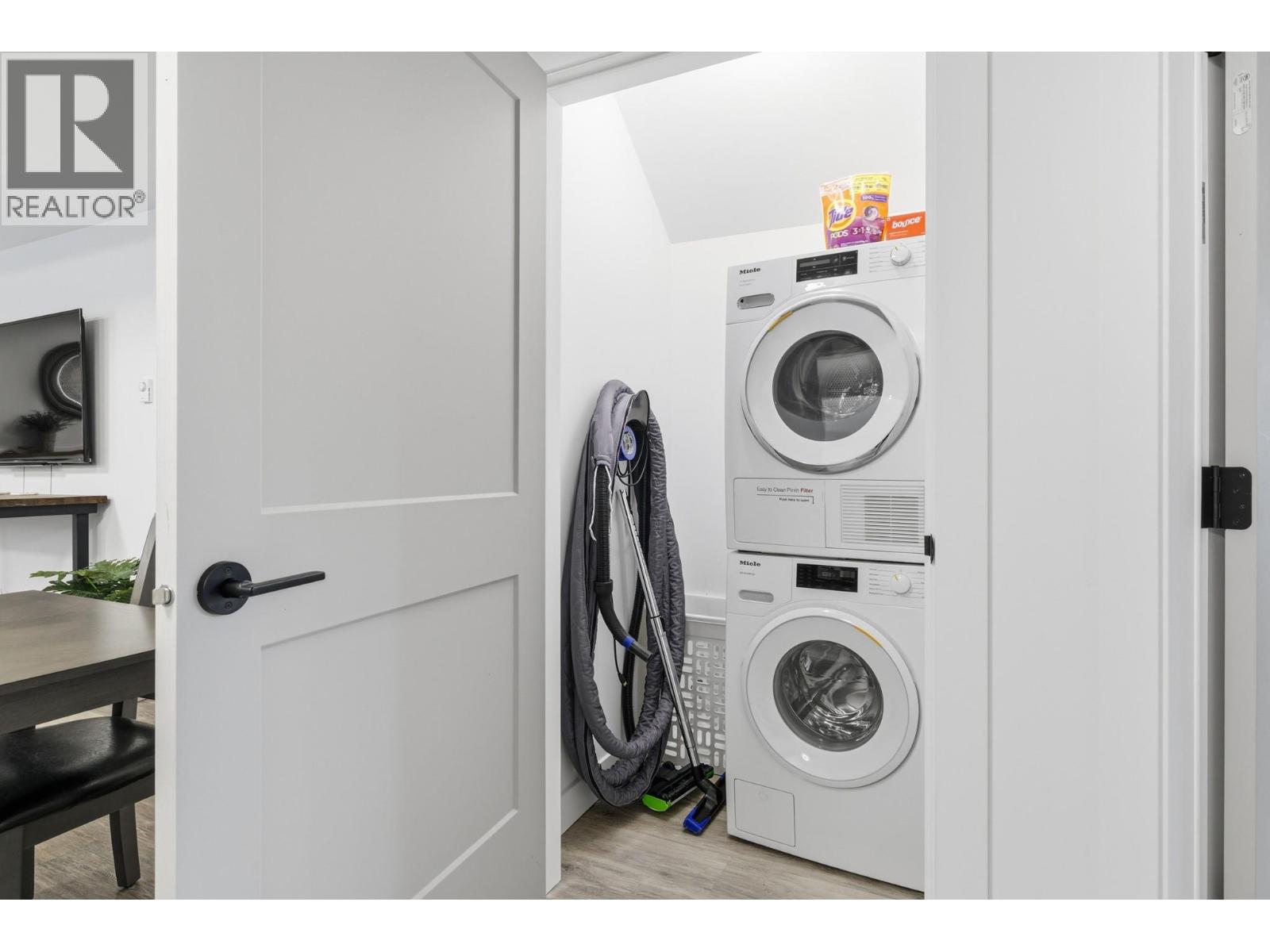 714 Lake Court, West Kelowna