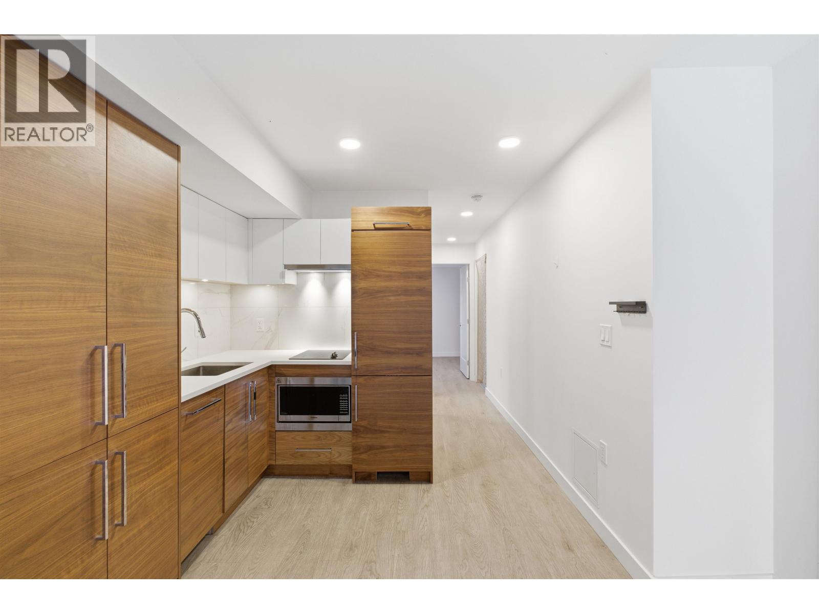 33 720 E 3RD STREET, North Vancouver