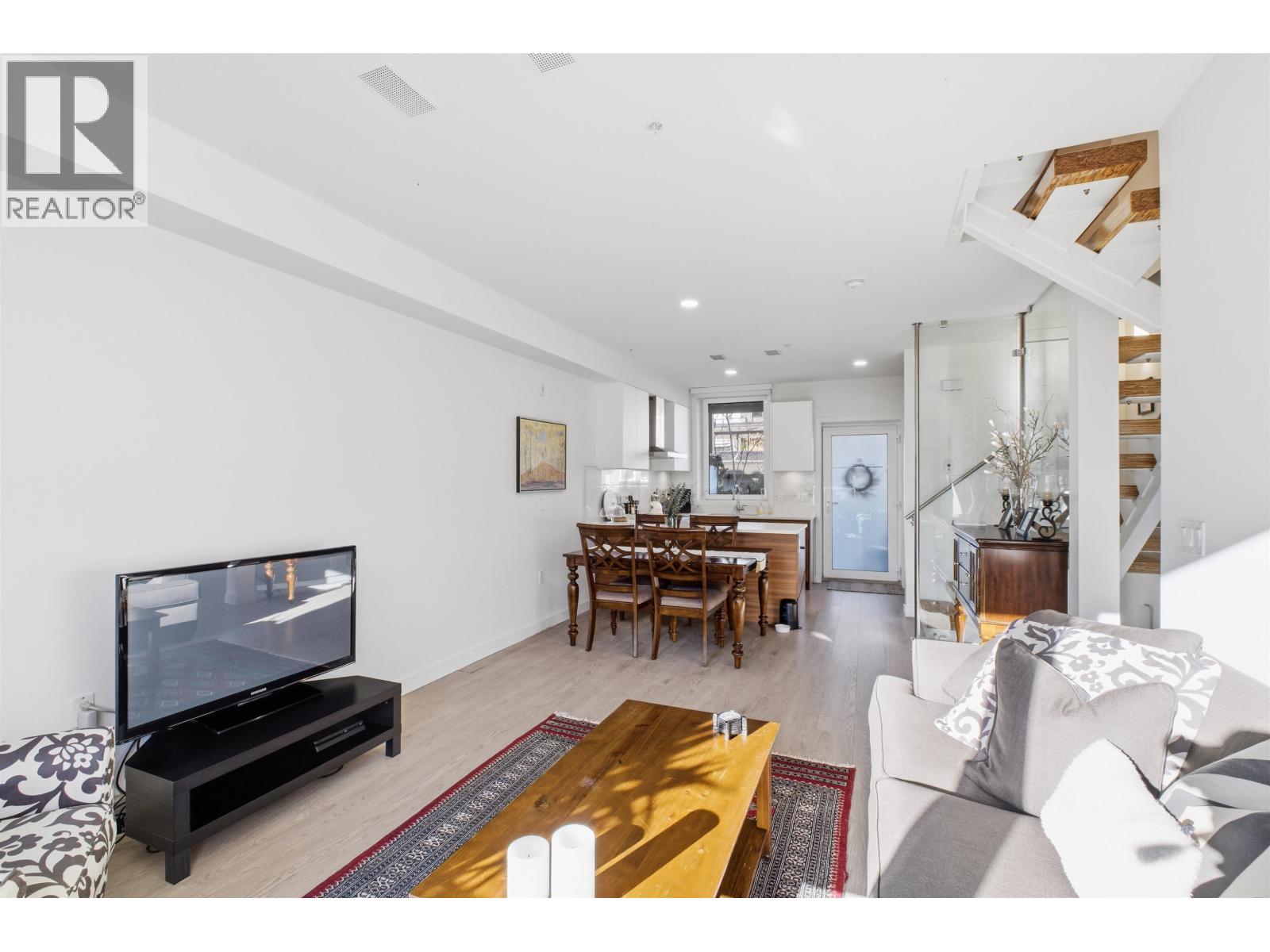 33 720 E 3RD STREET, North Vancouver