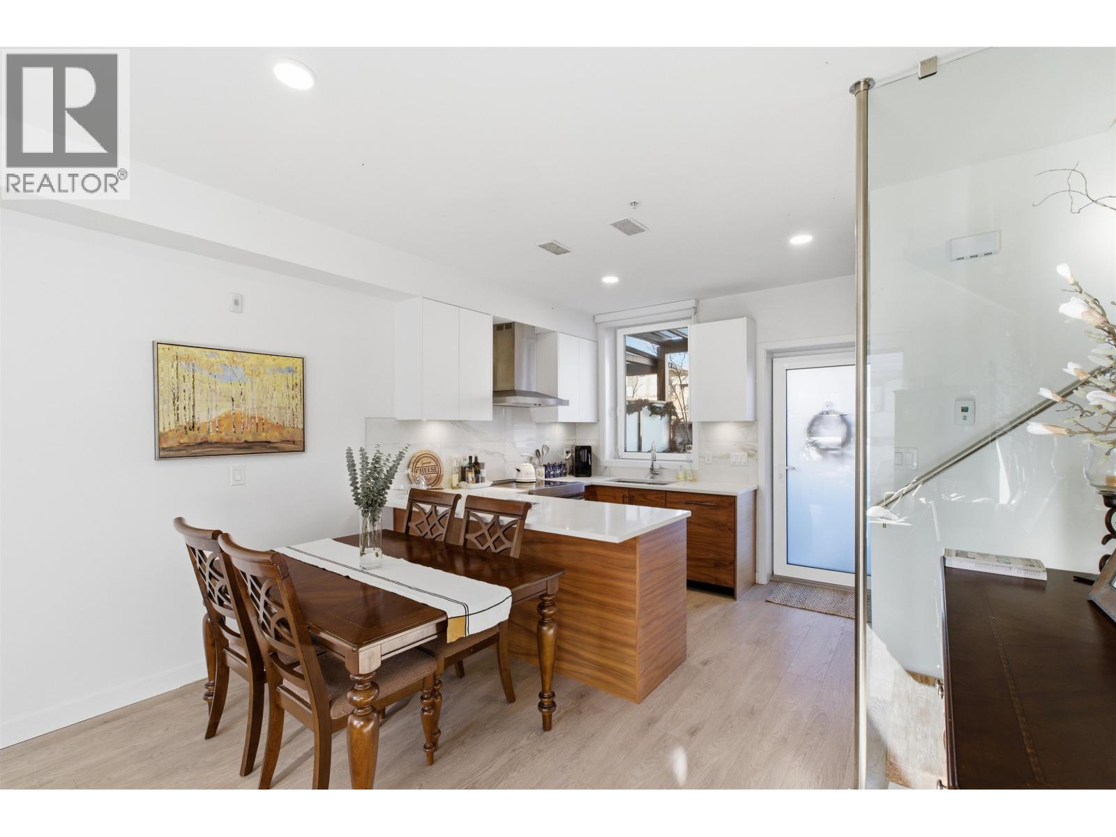 33 720 E 3RD STREET, North Vancouver