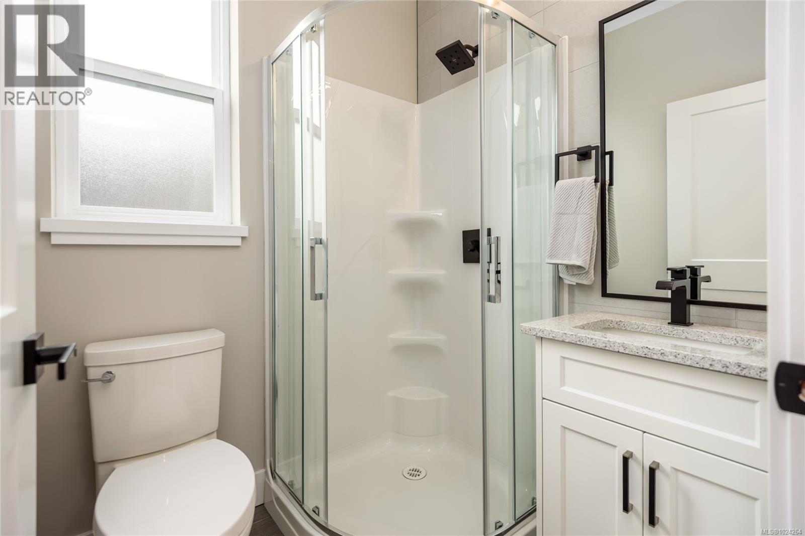 649 5th St - Photo 5 of 17, Courtenay, British Columbia