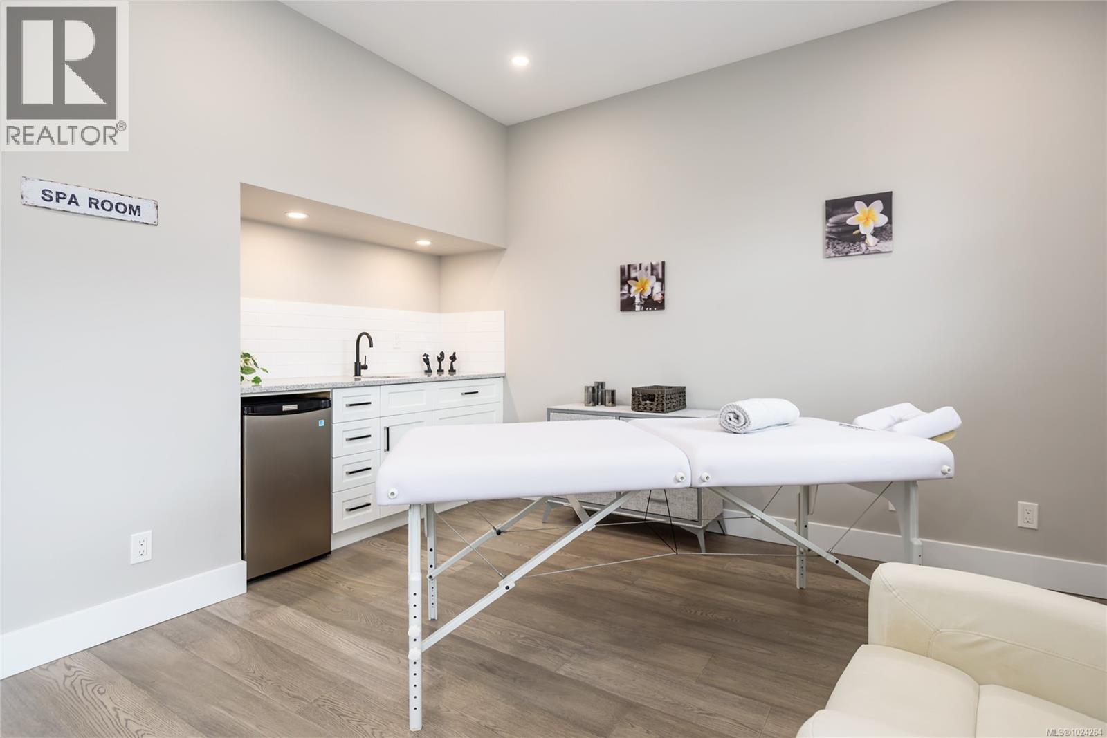 649 5th St - Photo 2 of 17, Courtenay, British Columbia