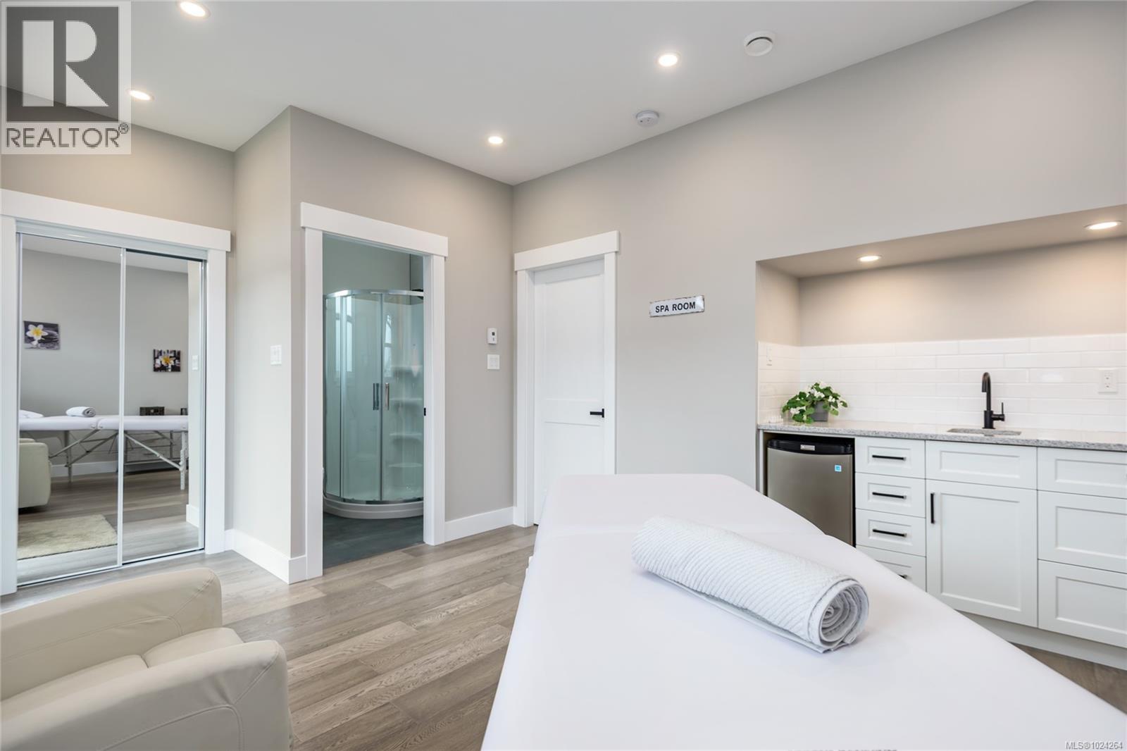 649 5th St - Photo 3 of 17, Courtenay, British Columbia