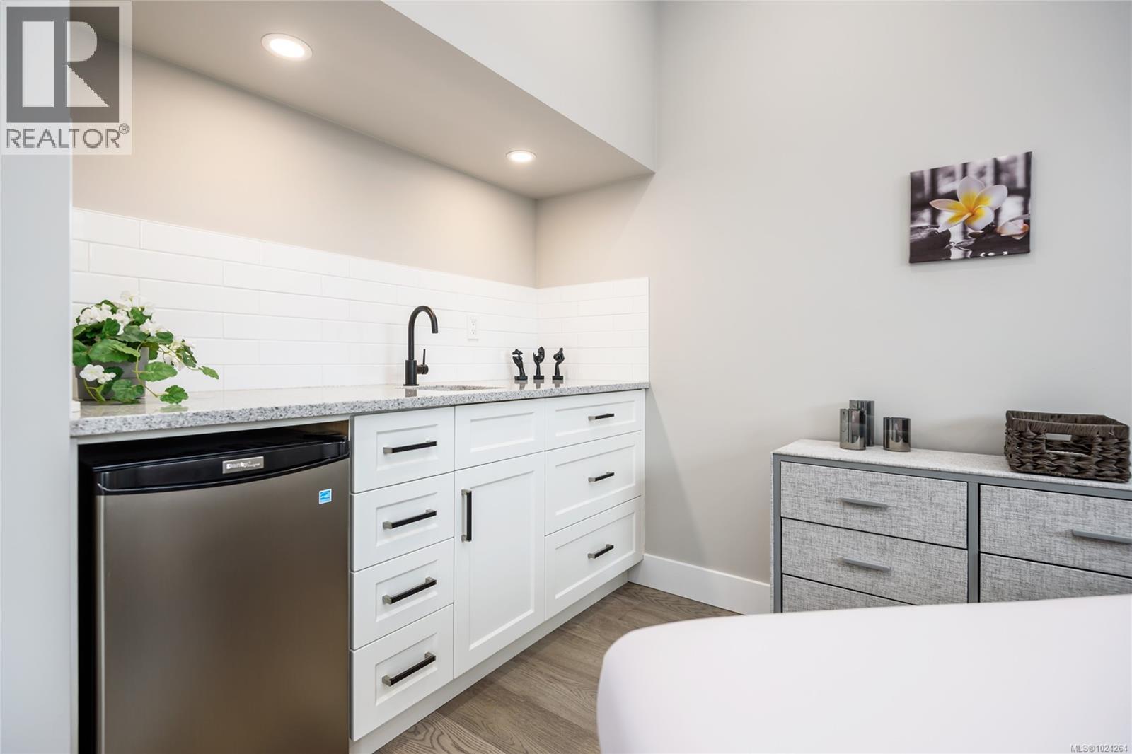 649 5th St - Photo 4 of 17, Courtenay, British Columbia