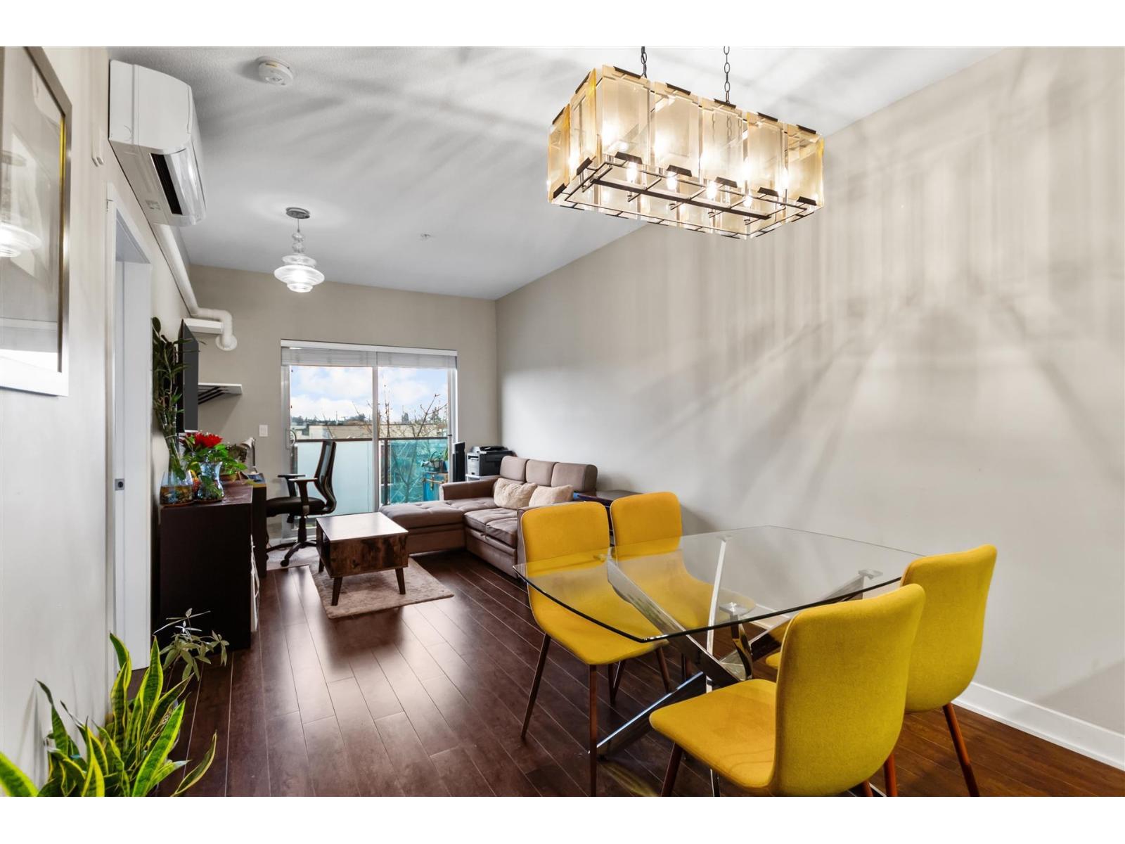 304 20460 DOUGLAS CRESCENT