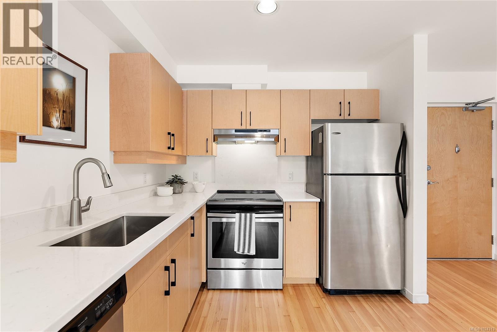 8 821 Tyee Rd, Victoria