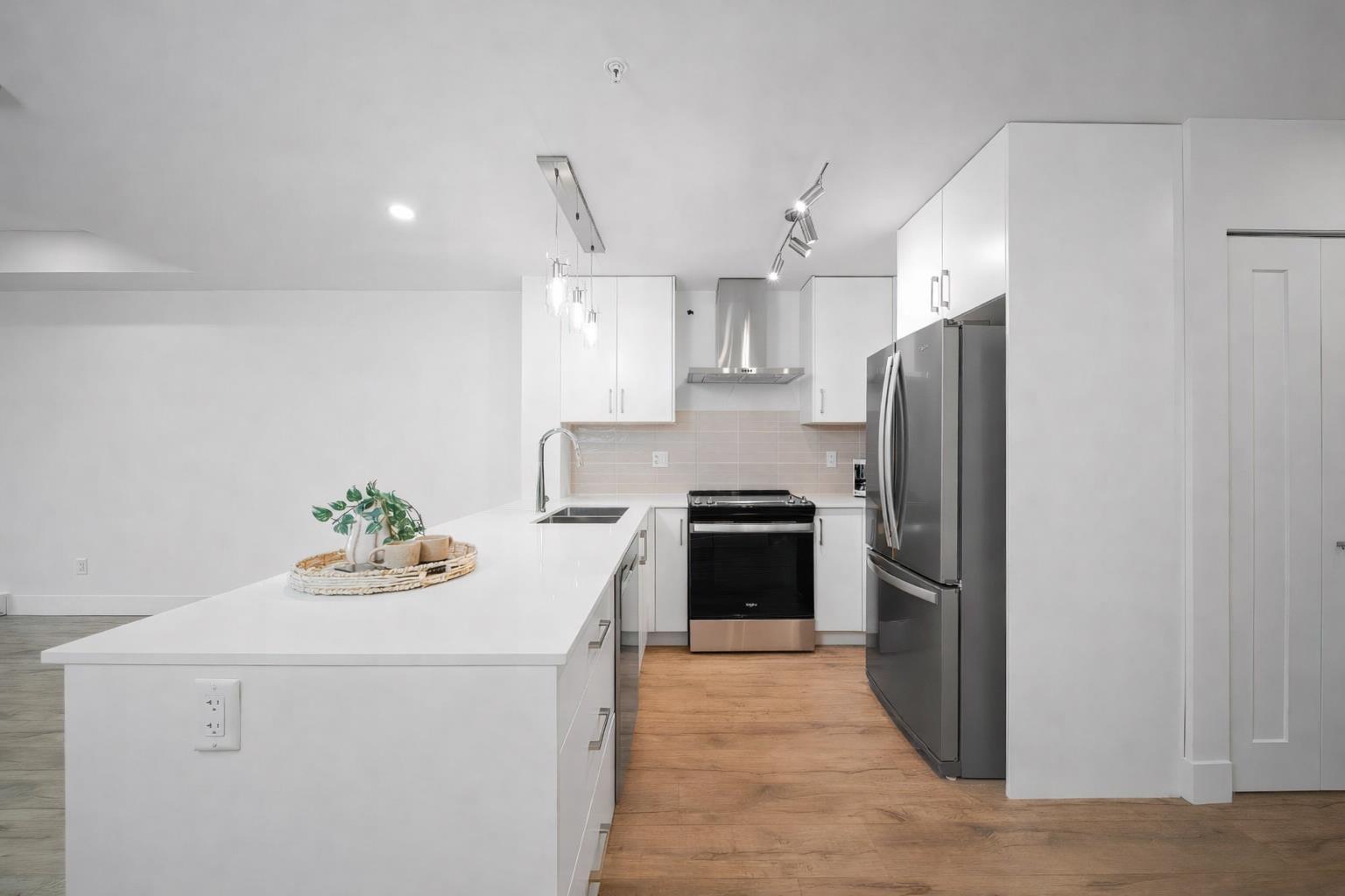 30 6328 KING GEORGE BOULEVARD - Main photo, Surrey, British Columbia