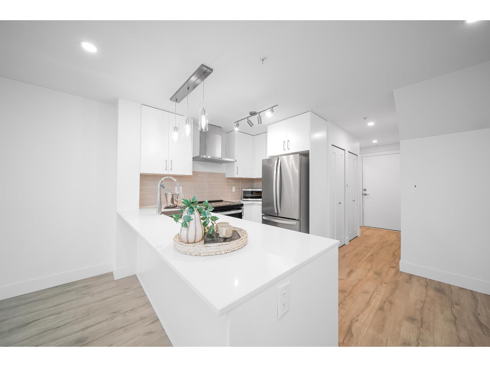 30 6328 KING GEORGE BOULEVARD - Photo 3 of 13, Surrey, British Columbia