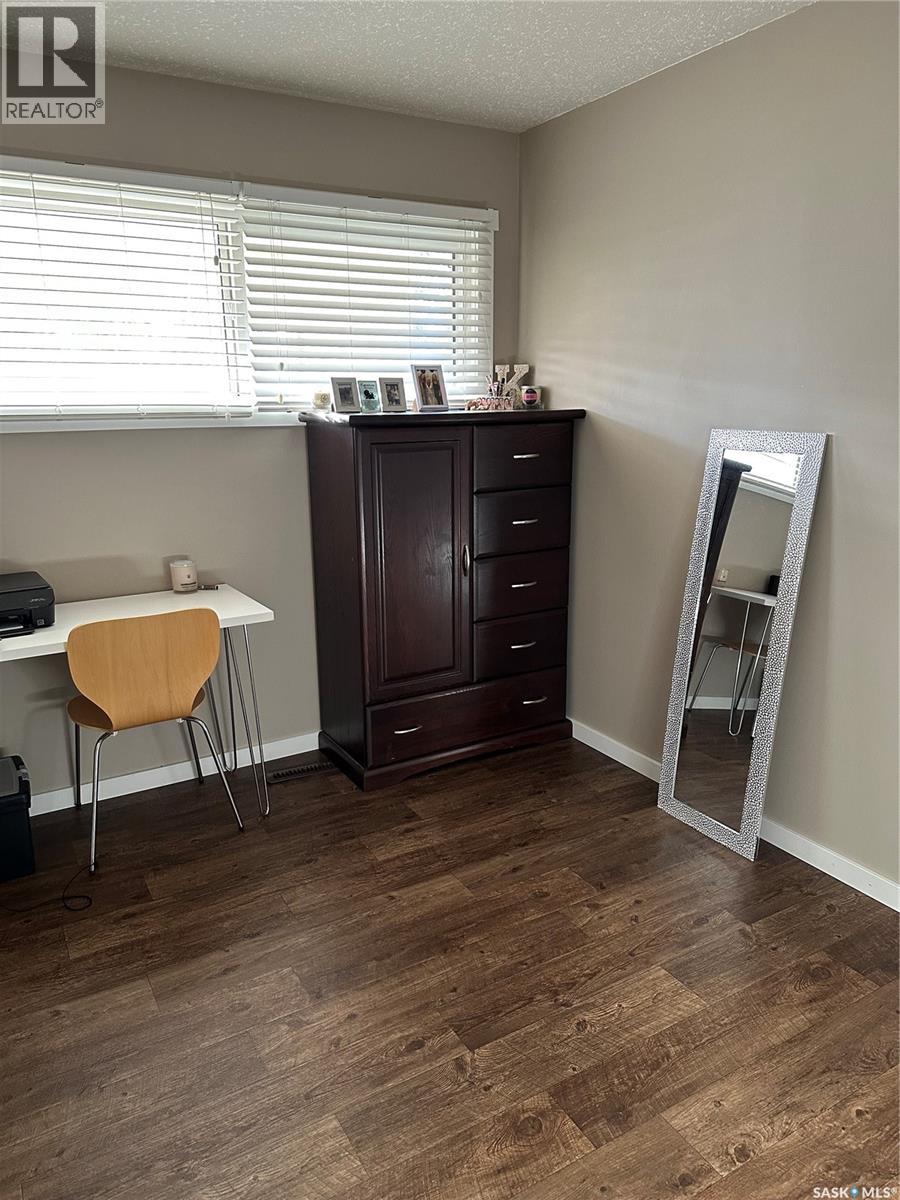 Single Family House Raised bungalow for Sale in  th AVENUE NW Swift Current 