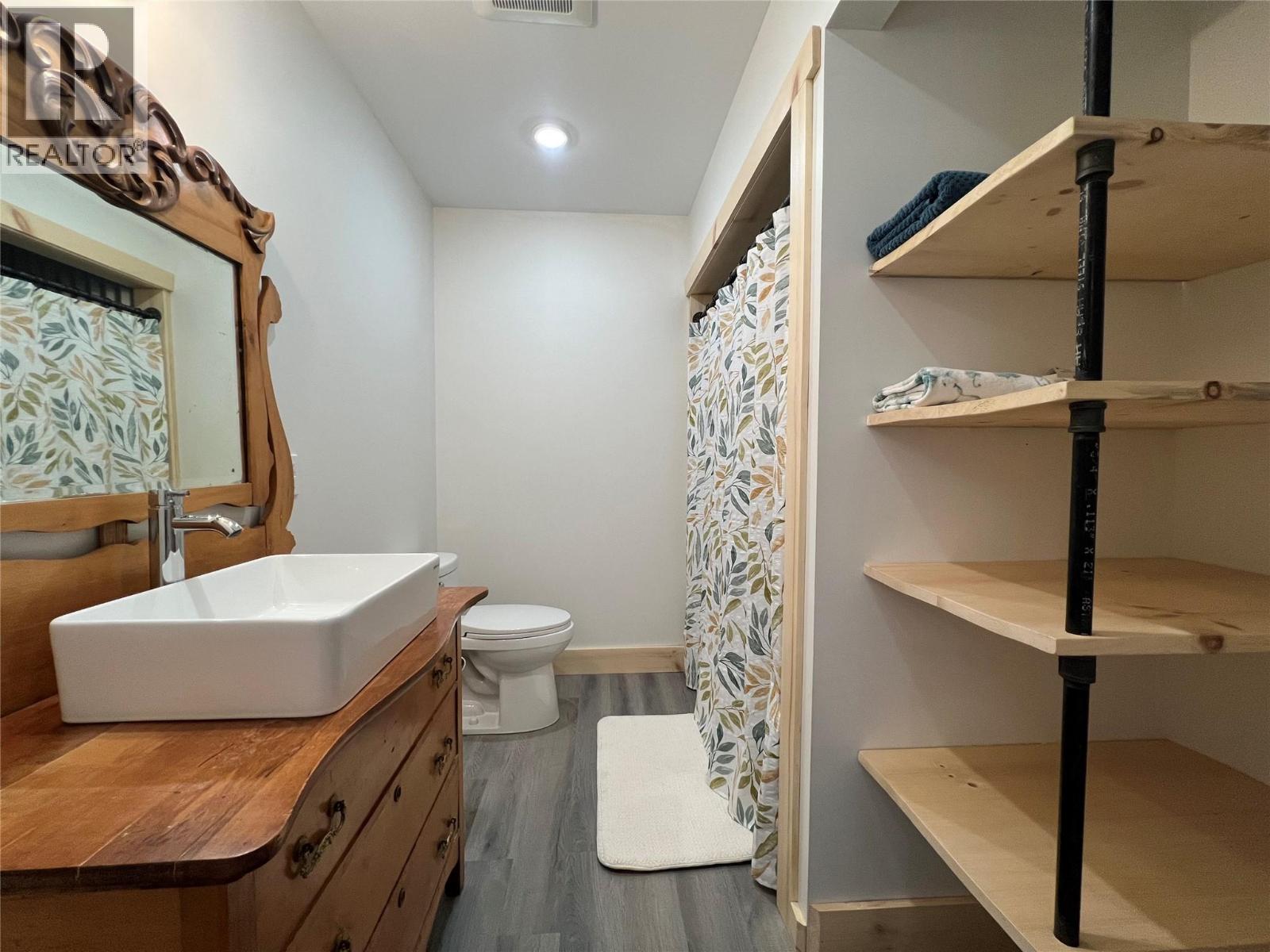 8774 6 Highway, Salmo