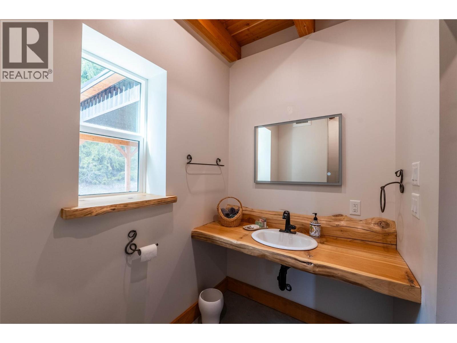 8774 6 Highway, Salmo