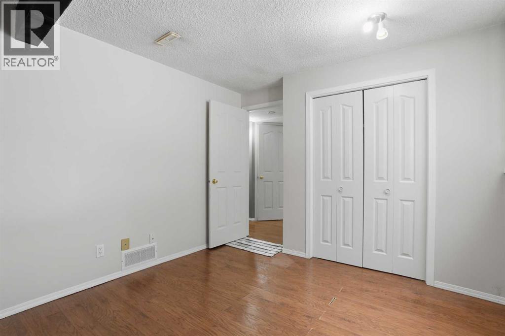 Single Family House Bi-level for Sale in  Pinemont Bay NE Pineridge Calgary 