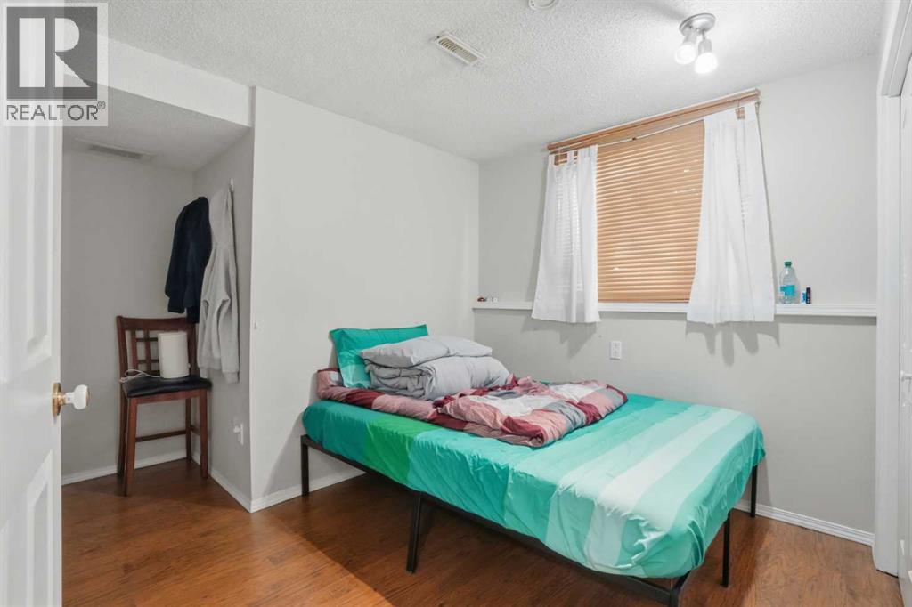 Single Family House Bi-level for Sale in  Pinemont Bay NE Pineridge Calgary 