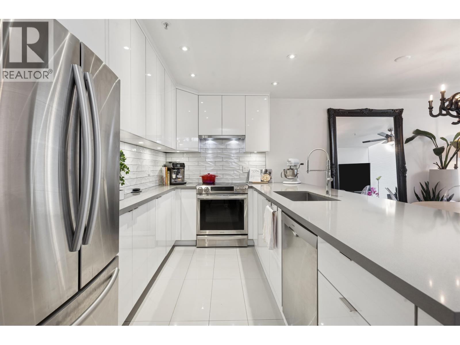 300 1966 COQUITLAM AVENUE, Port Coquitlam