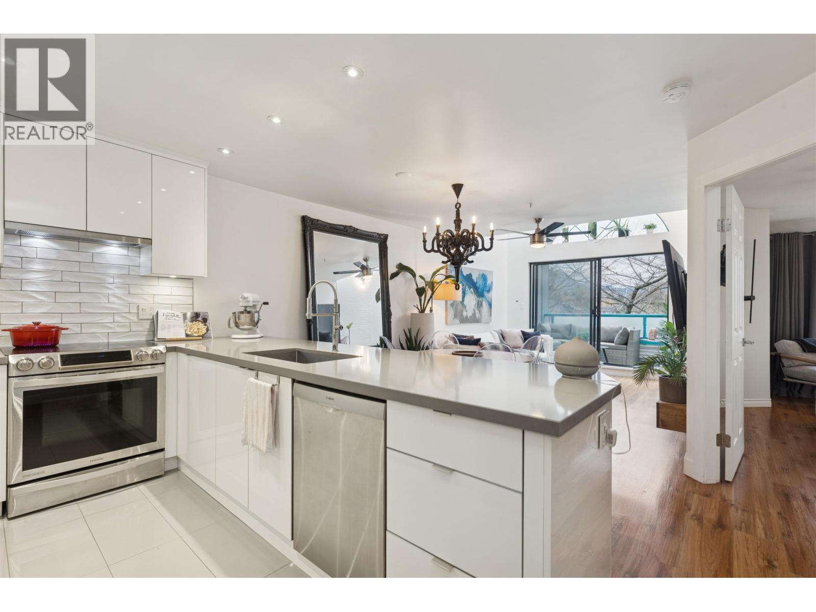 300 1966 COQUITLAM AVENUE, Port Coquitlam