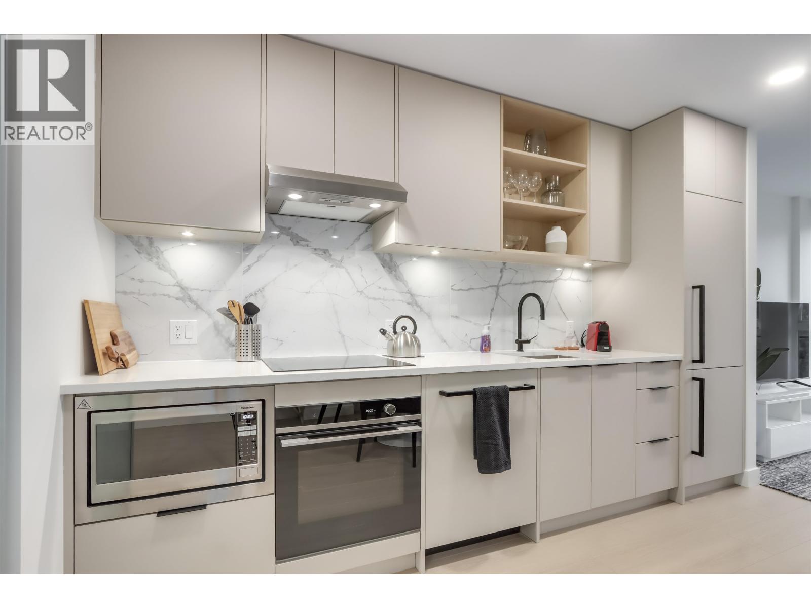 41* 422 E 3RD STREET, North Vancouver