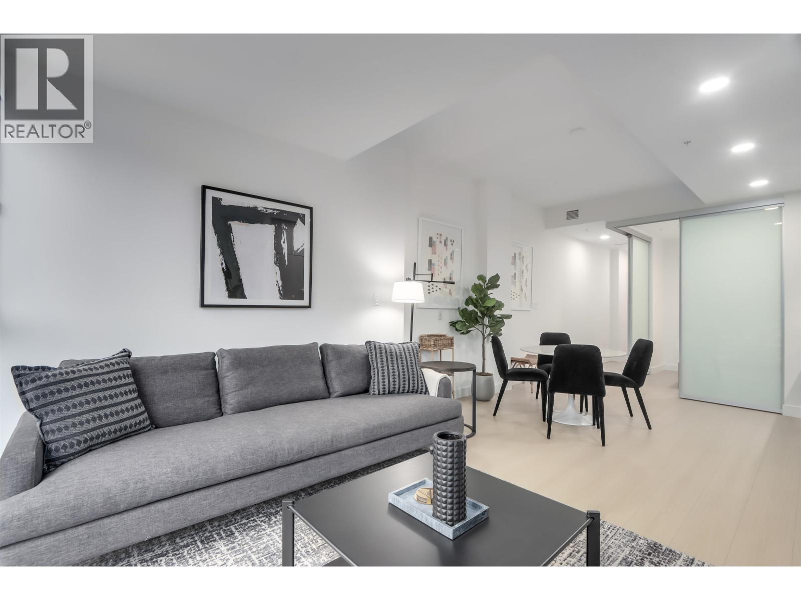 41* 422 E 3RD STREET, North Vancouver