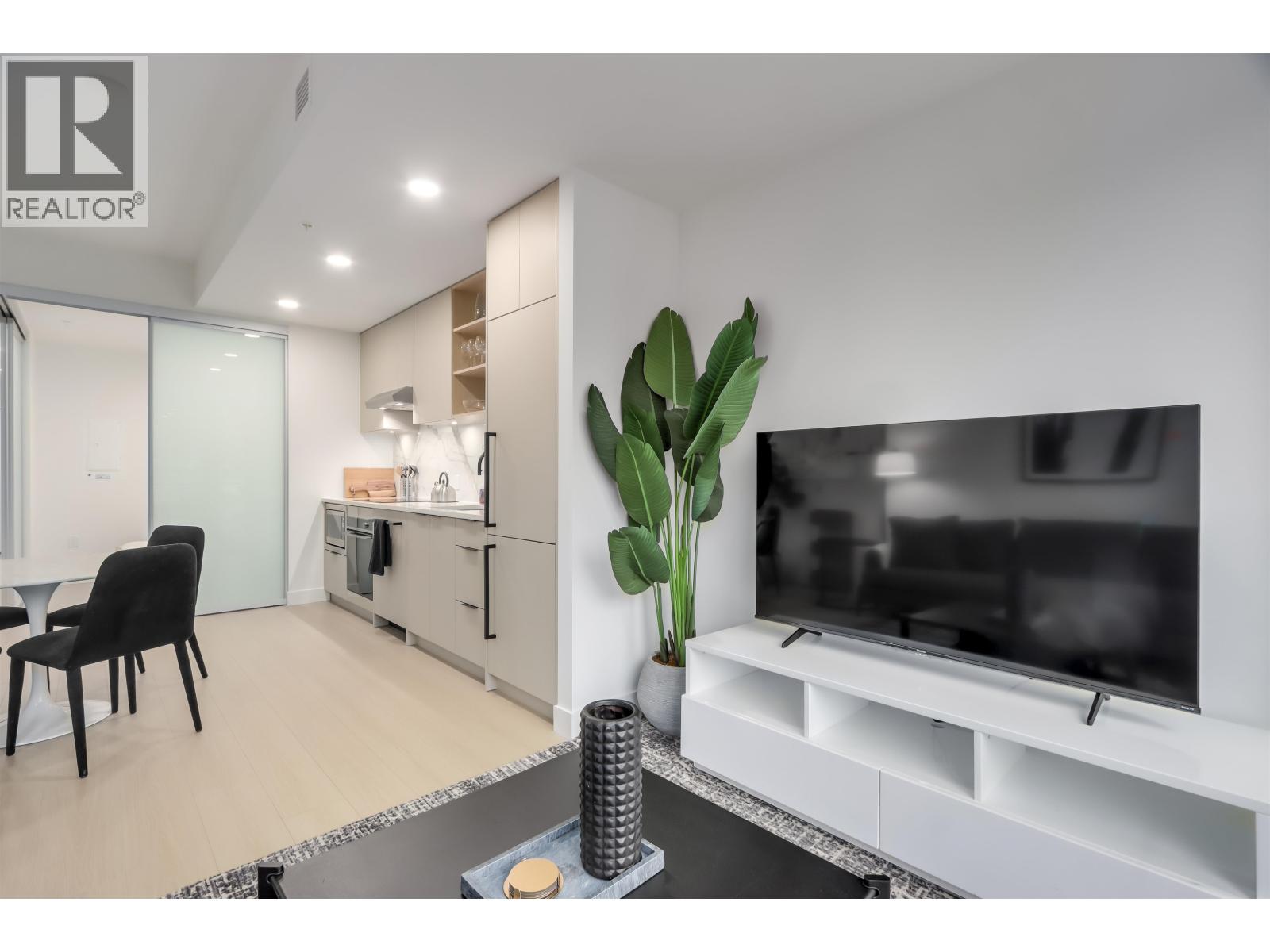 41* 422 E 3RD STREET, North Vancouver