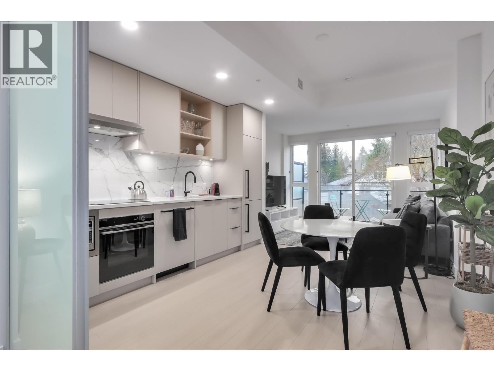 41* 422 E 3RD STREET, North Vancouver