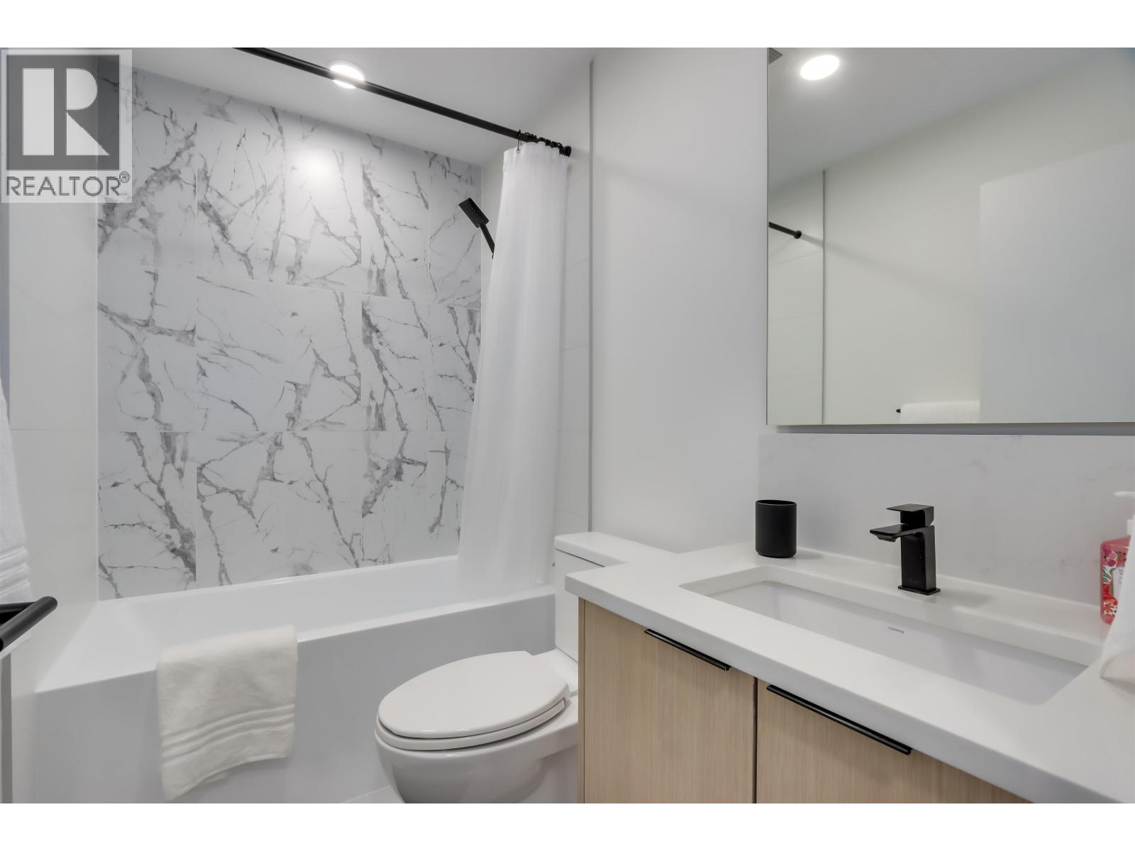 41* 422 E 3RD STREET, North Vancouver