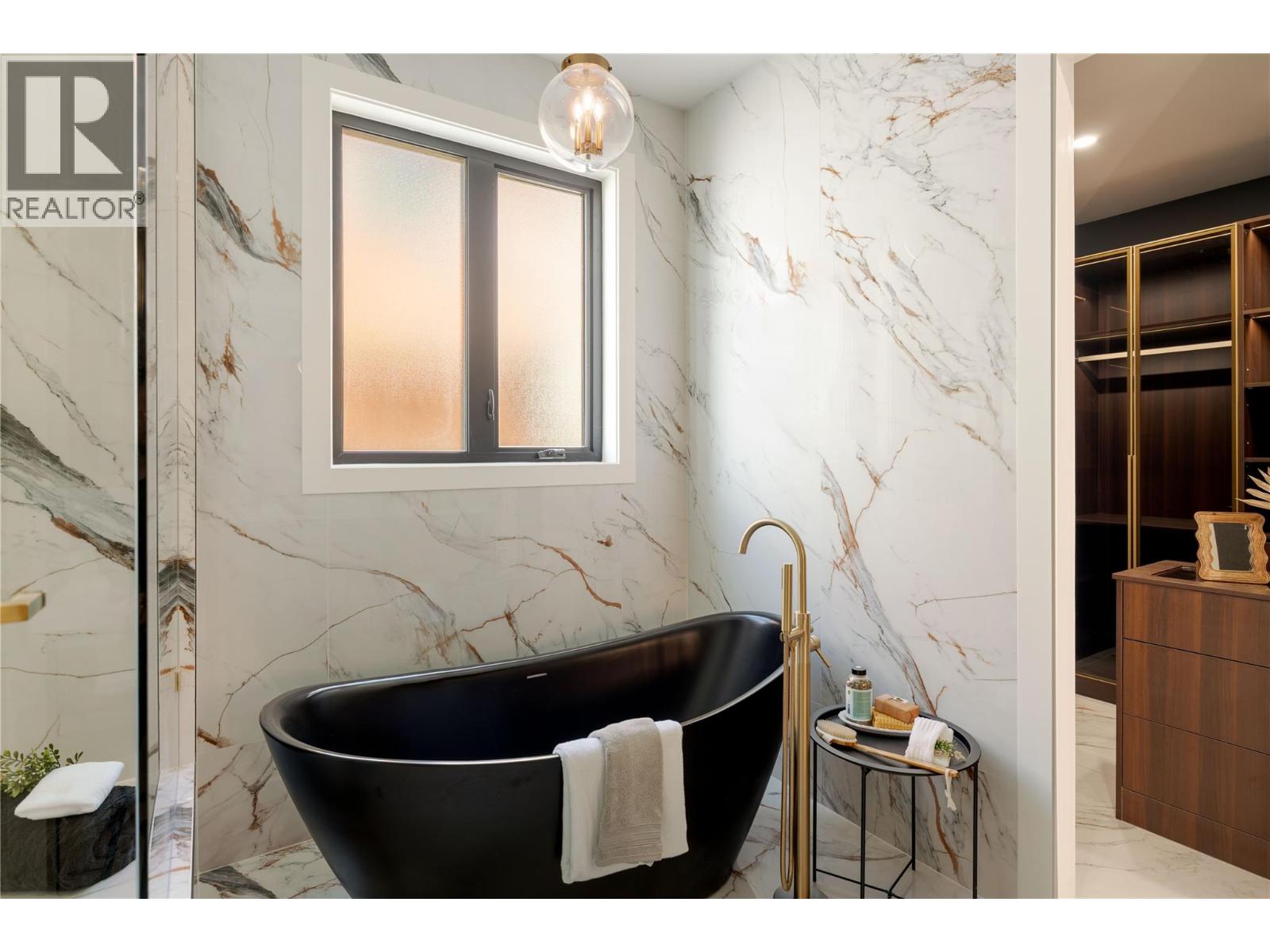  1016 EMSLIE Street, Kelowna