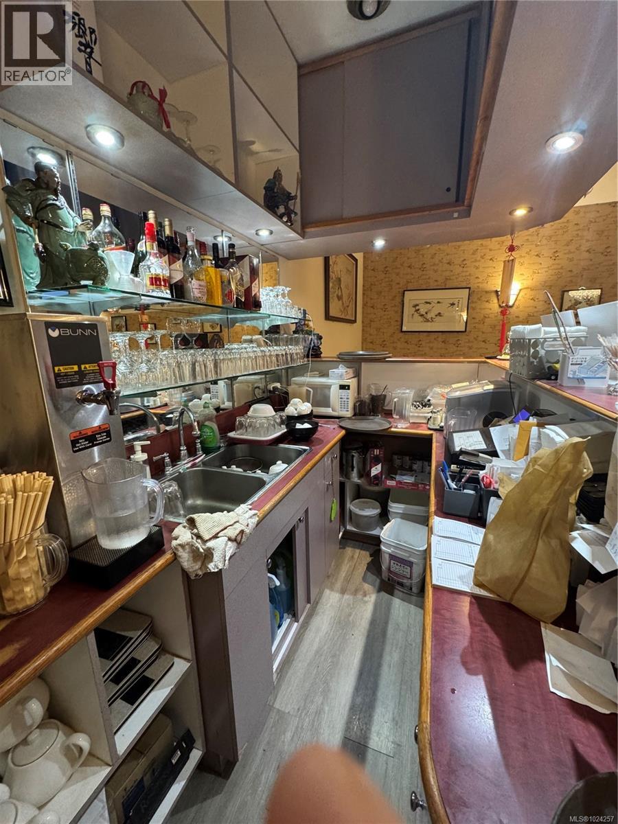 853 Caledonia Ave, Victoria