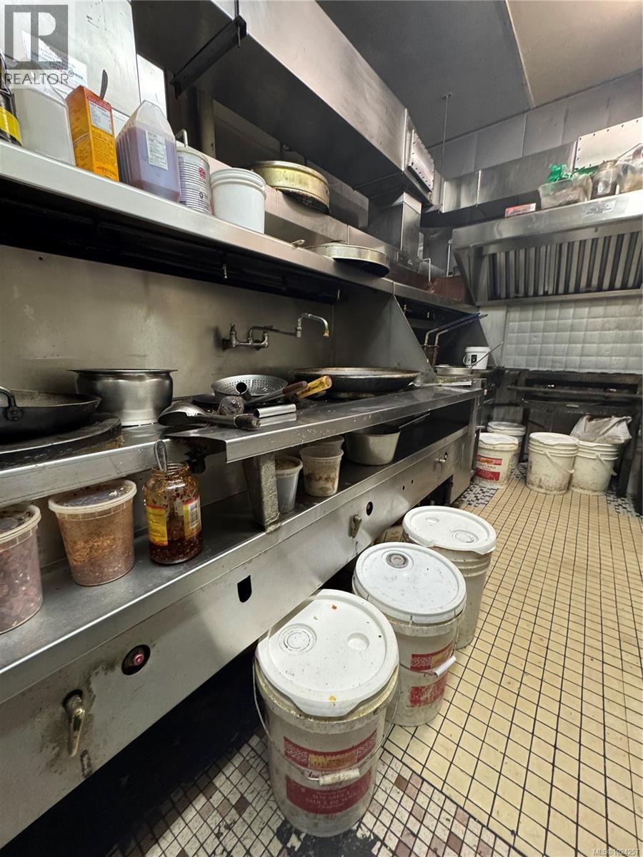 853 Caledonia Ave, Victoria