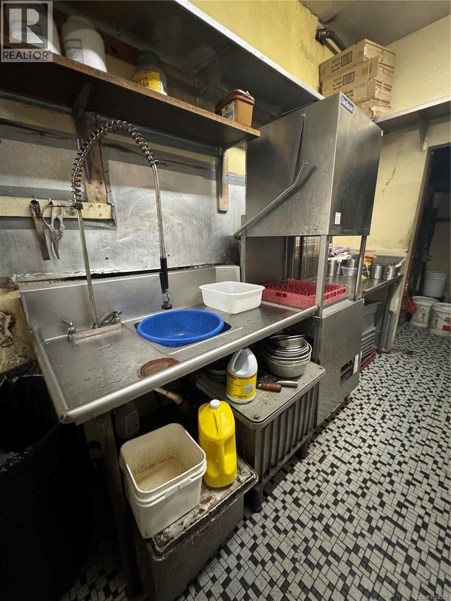 853 Caledonia Ave, Victoria