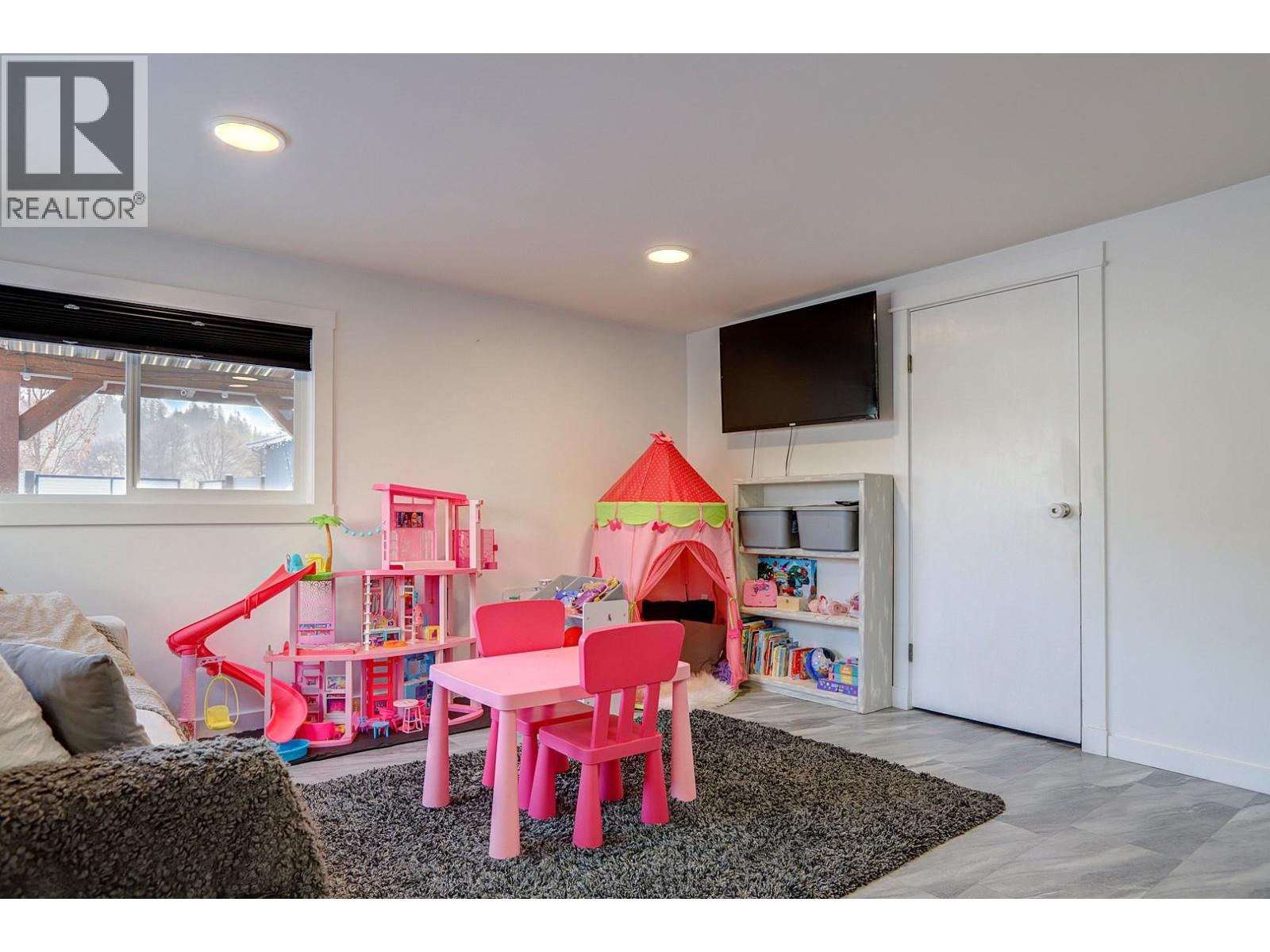 2245 Shuswap Avenue, Lumby