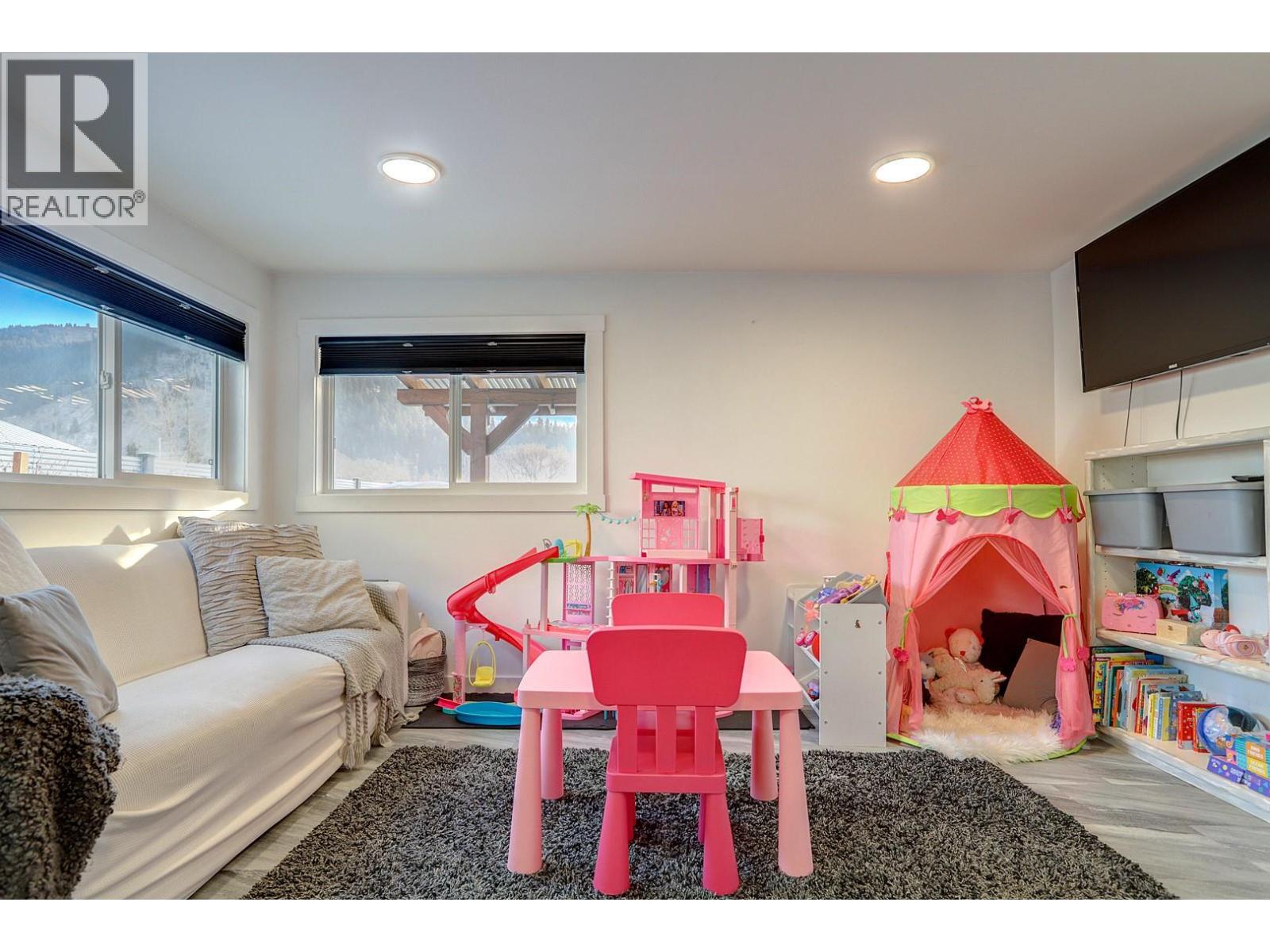 2245 Shuswap Avenue, Lumby