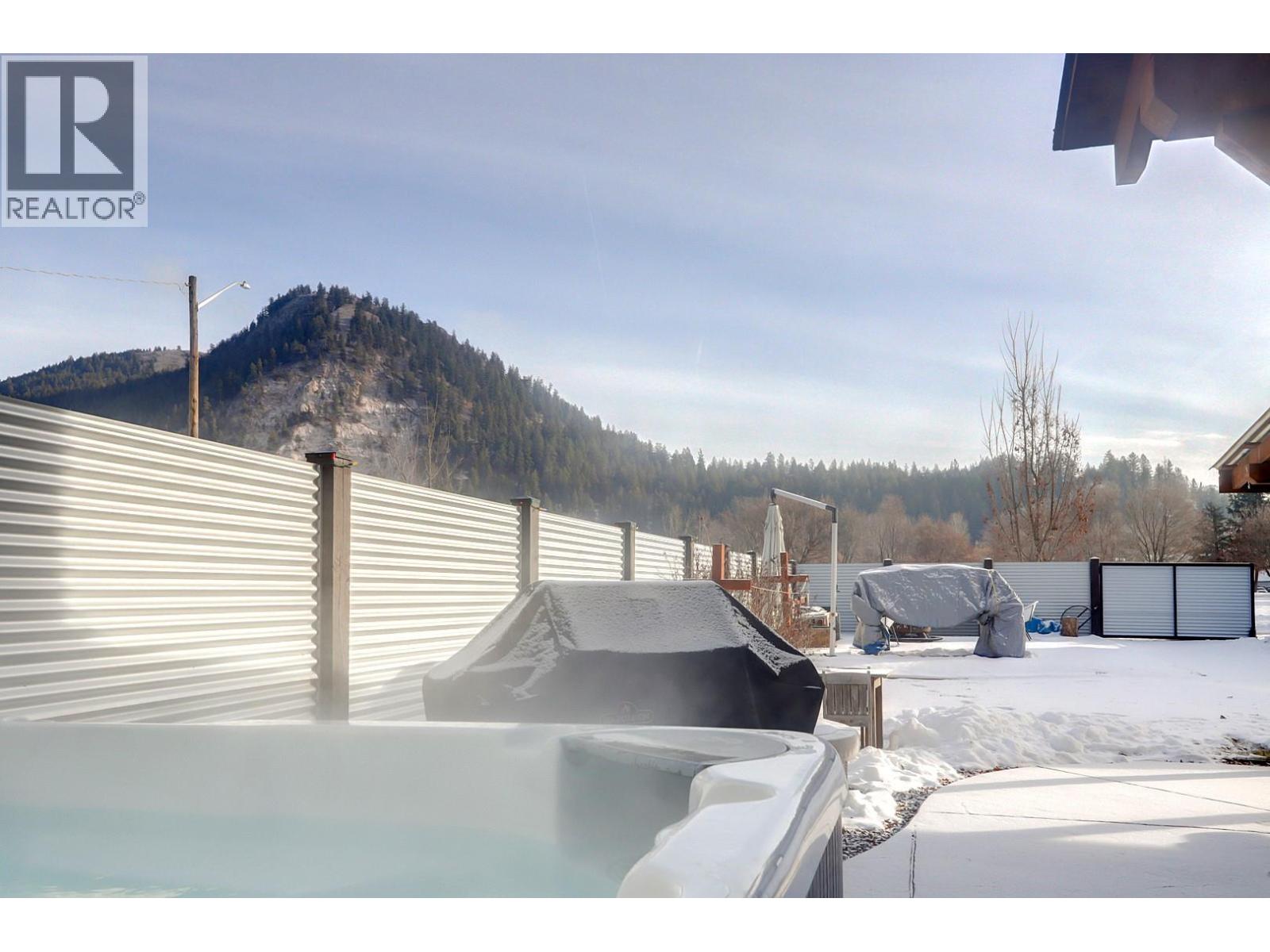 2245 Shuswap Avenue, Lumby