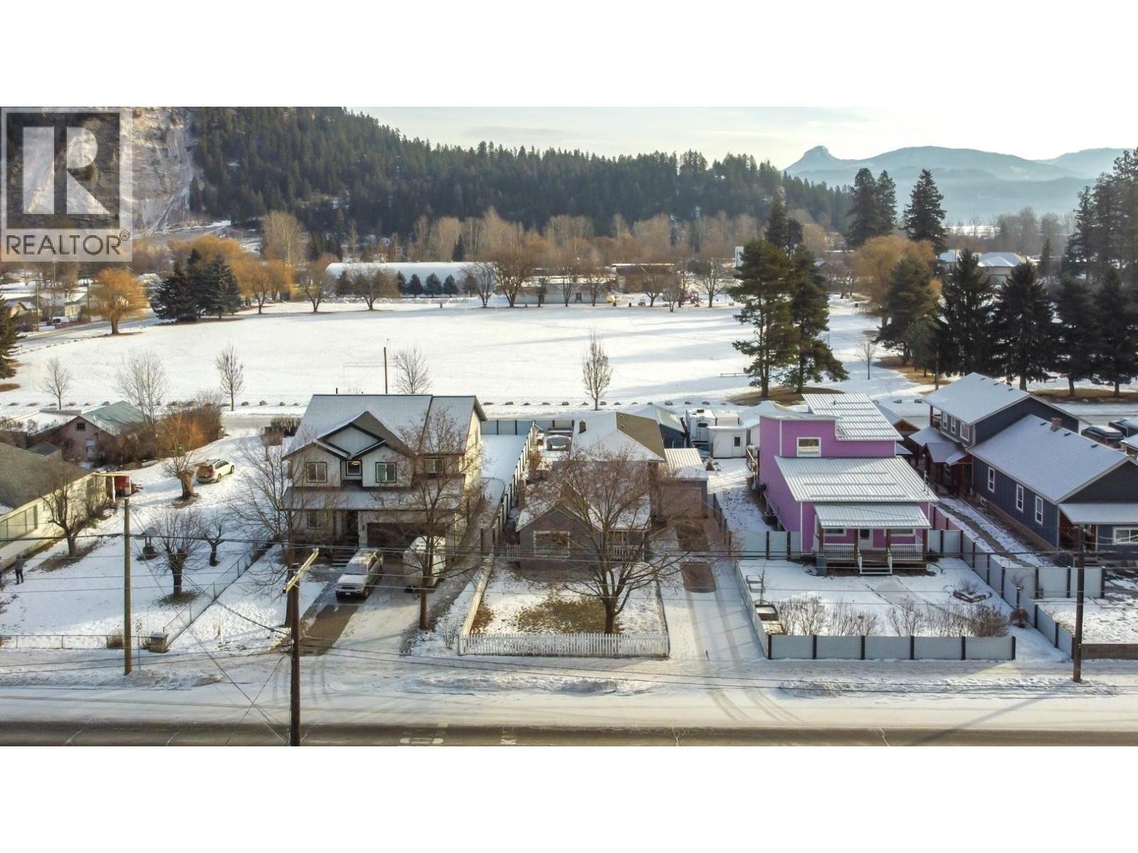 2245 Shuswap Avenue, Lumby