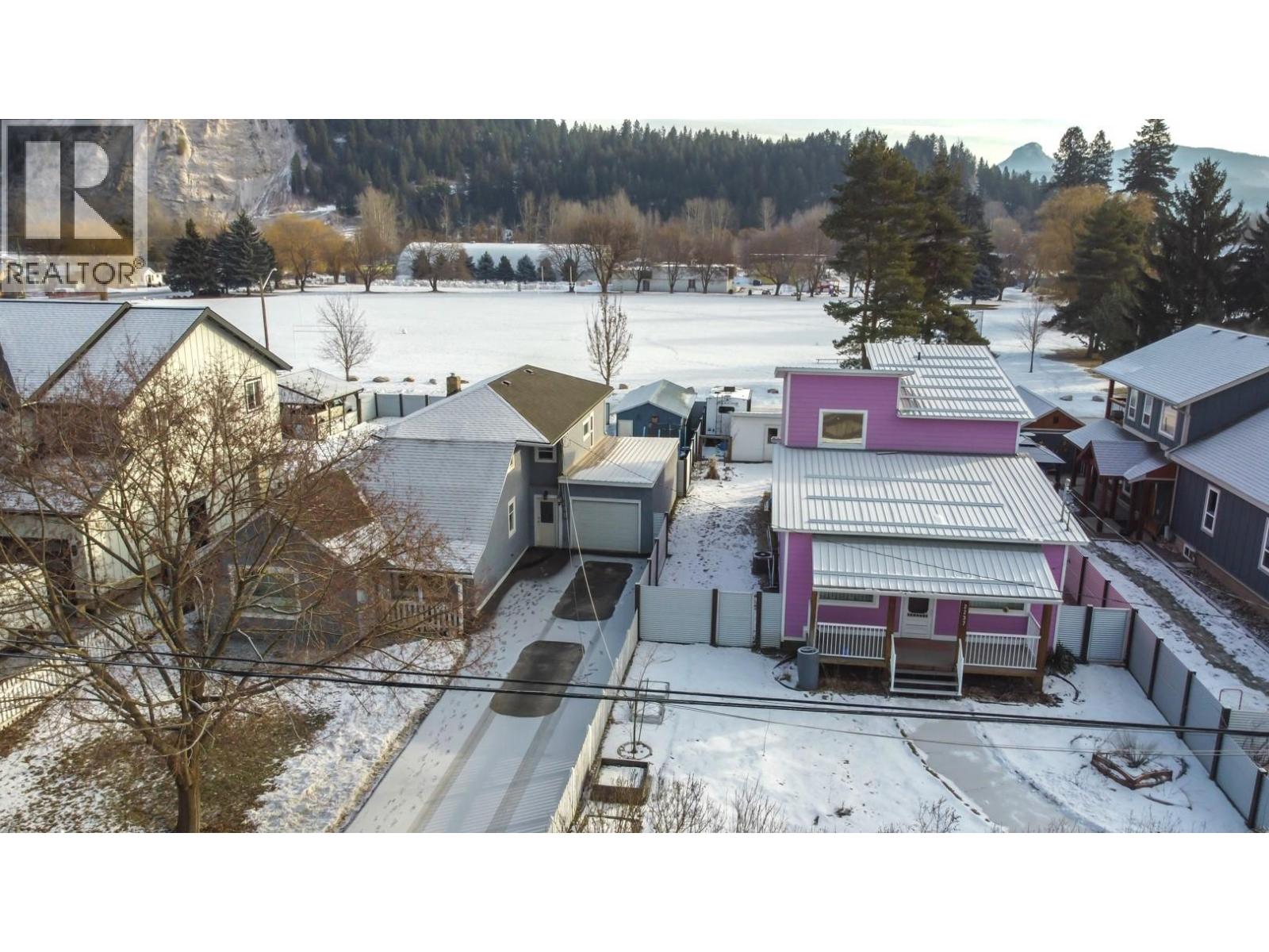 2245 Shuswap Avenue, Lumby