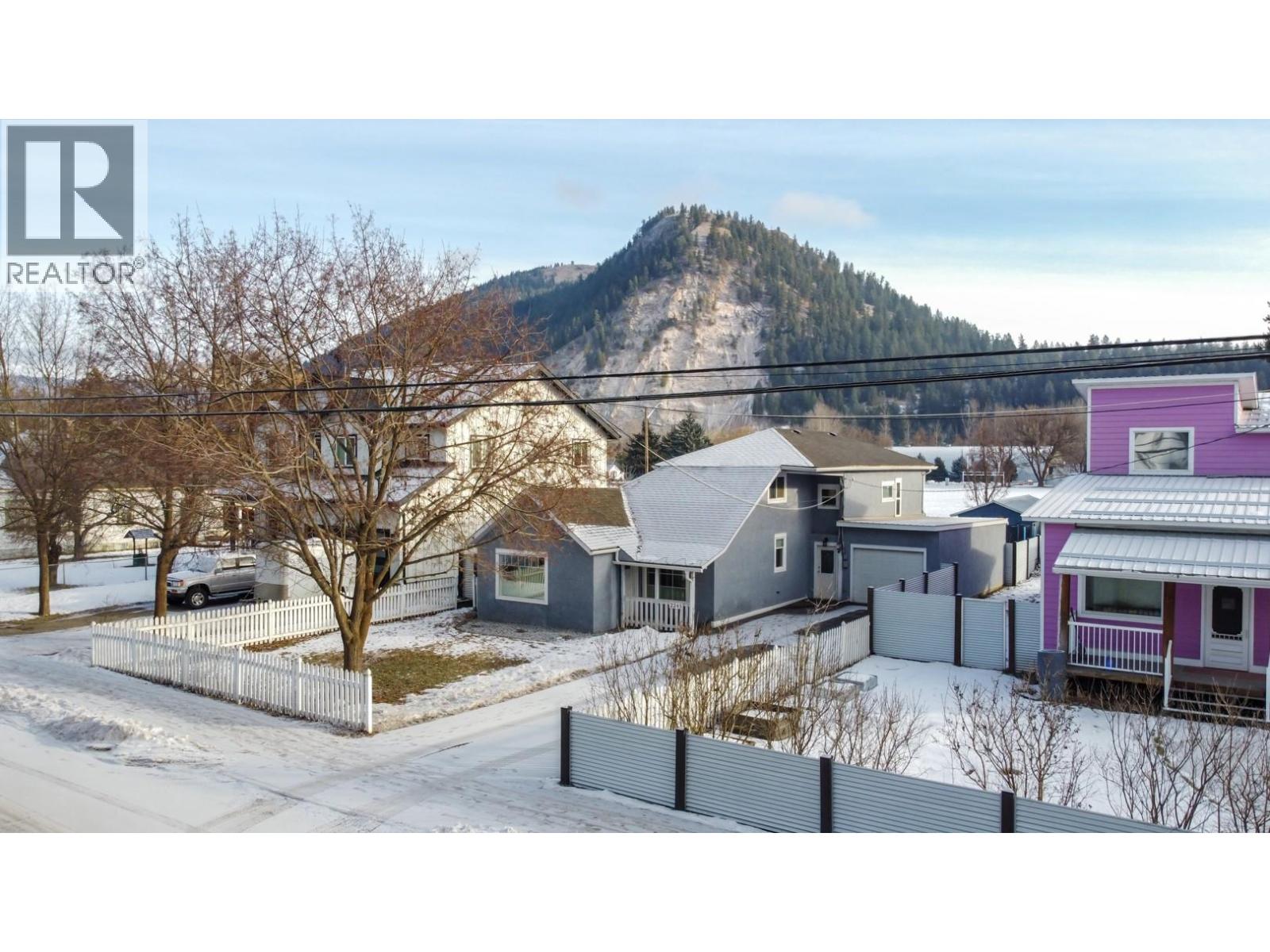 2245 Shuswap Avenue, Lumby
