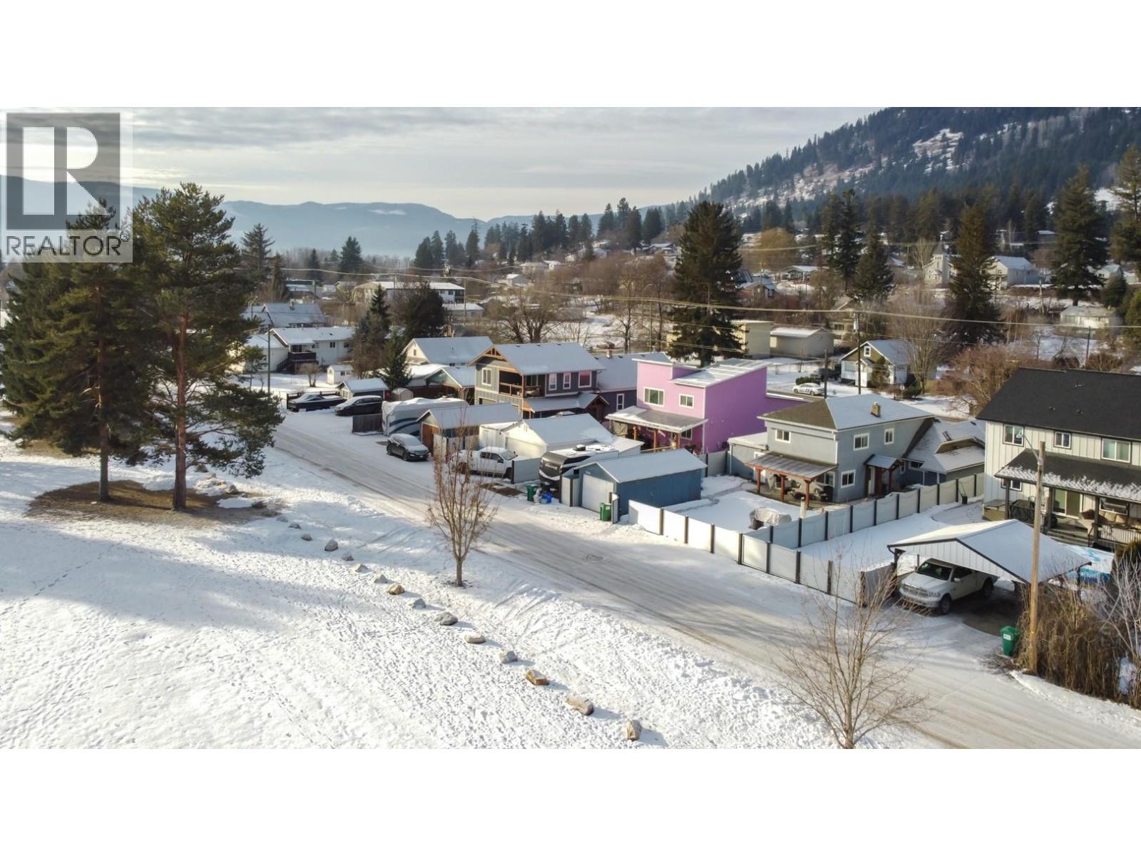 2245 Shuswap Avenue, Lumby