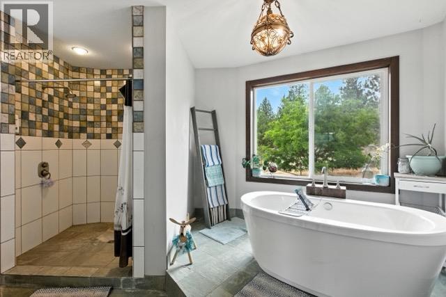 4377 Shuswap Road - 35