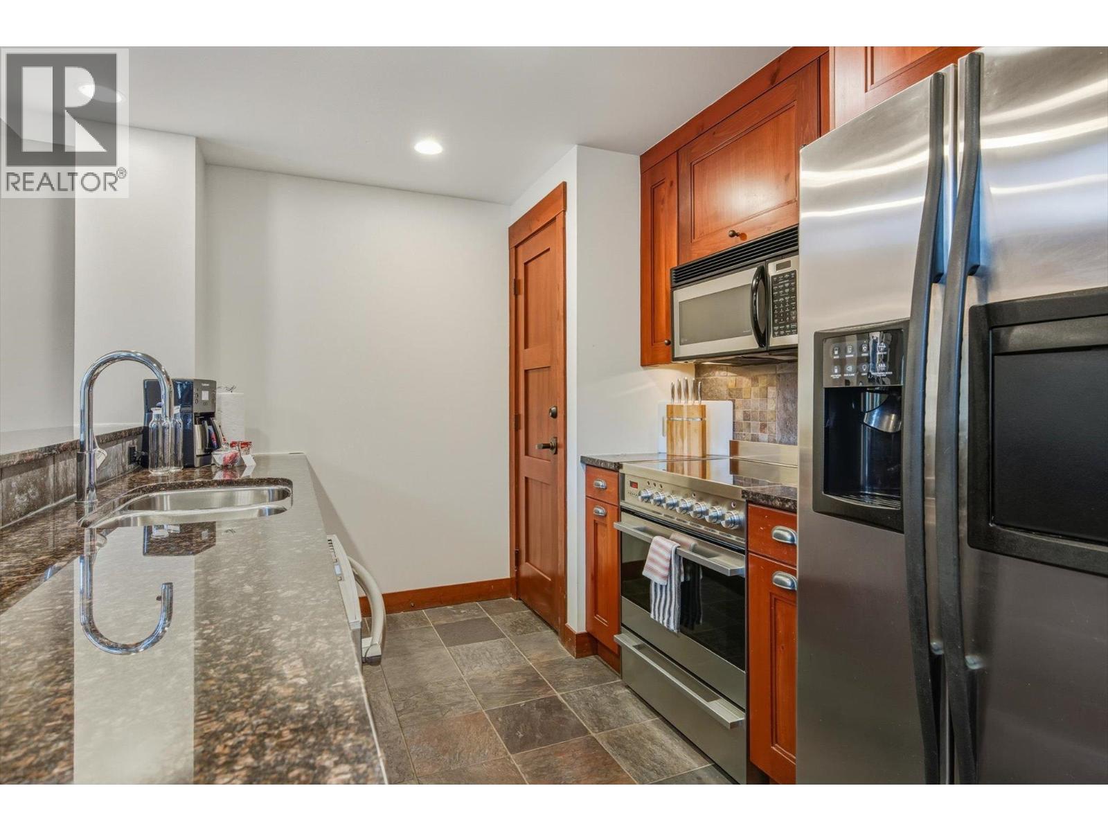 208 2202 GONDOLA WAY WAY, Whistler