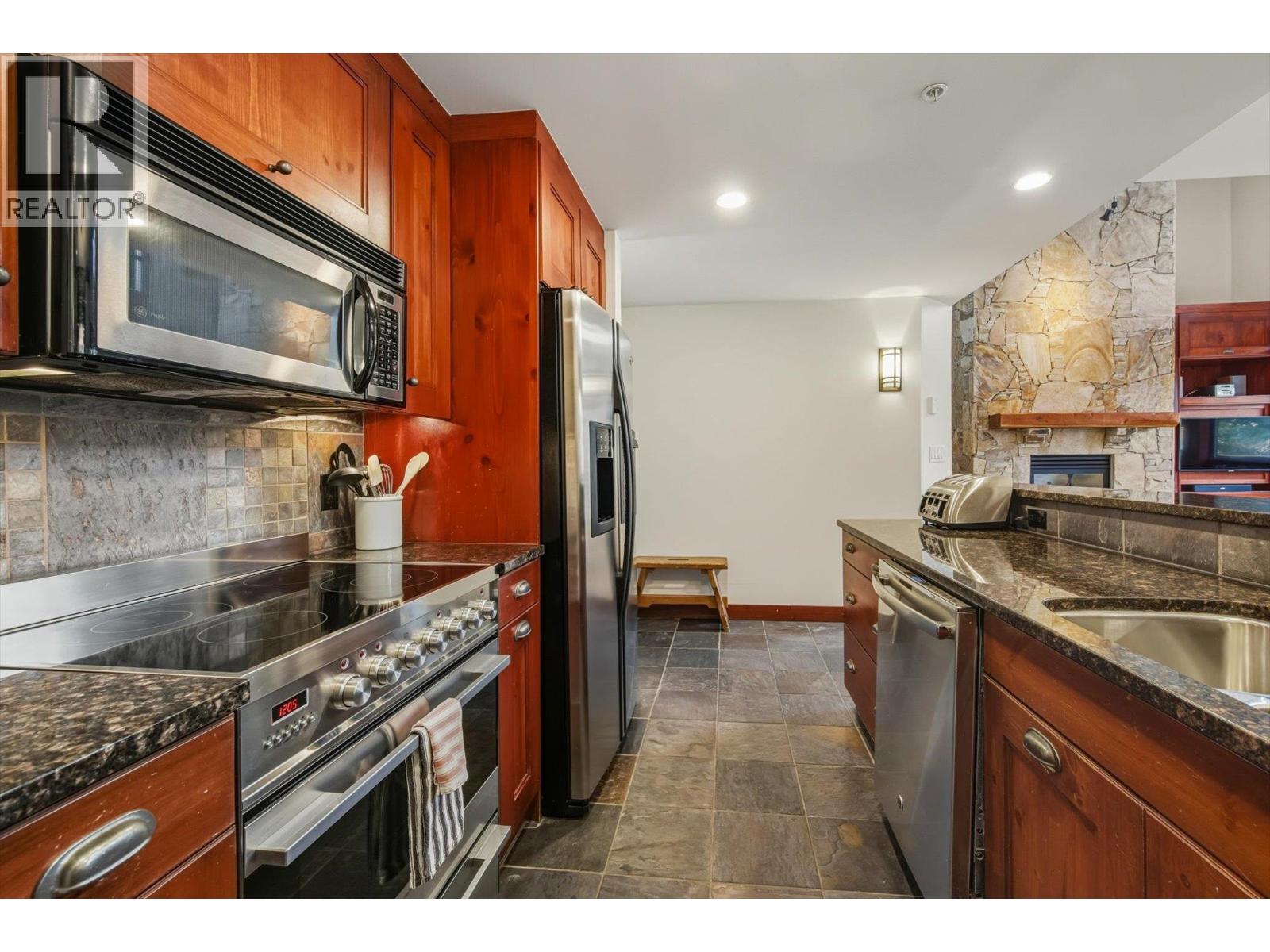 208 2202 GONDOLA WAY WAY, Whistler