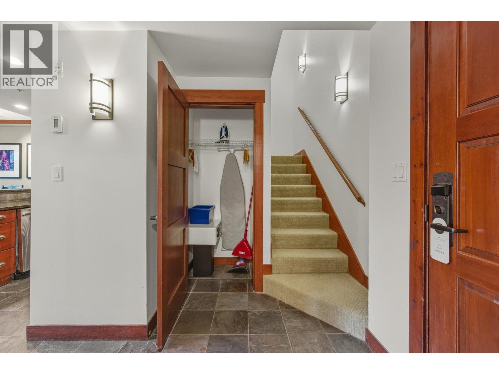 208 2202 GONDOLA WAY WAY, Whistler