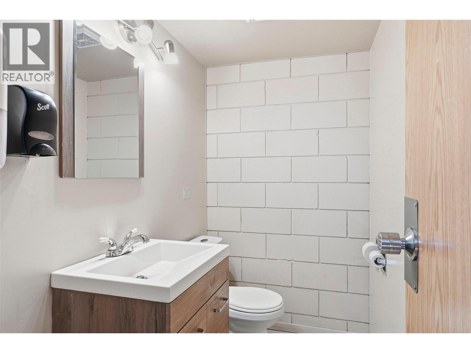 201 1139 12th Street, Kamloops