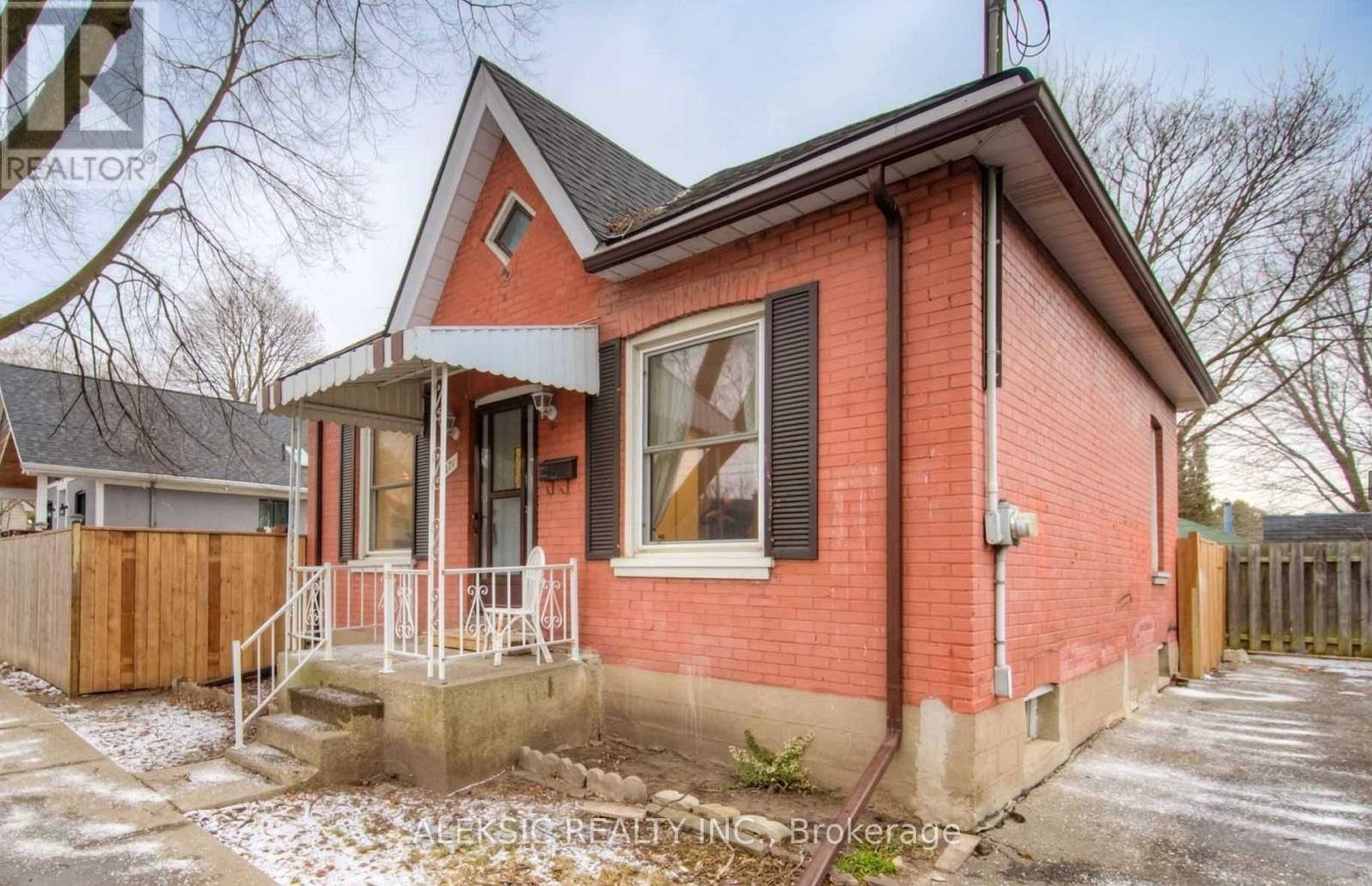 271 BROCK STREET - Main photo, Brantford, Ontario