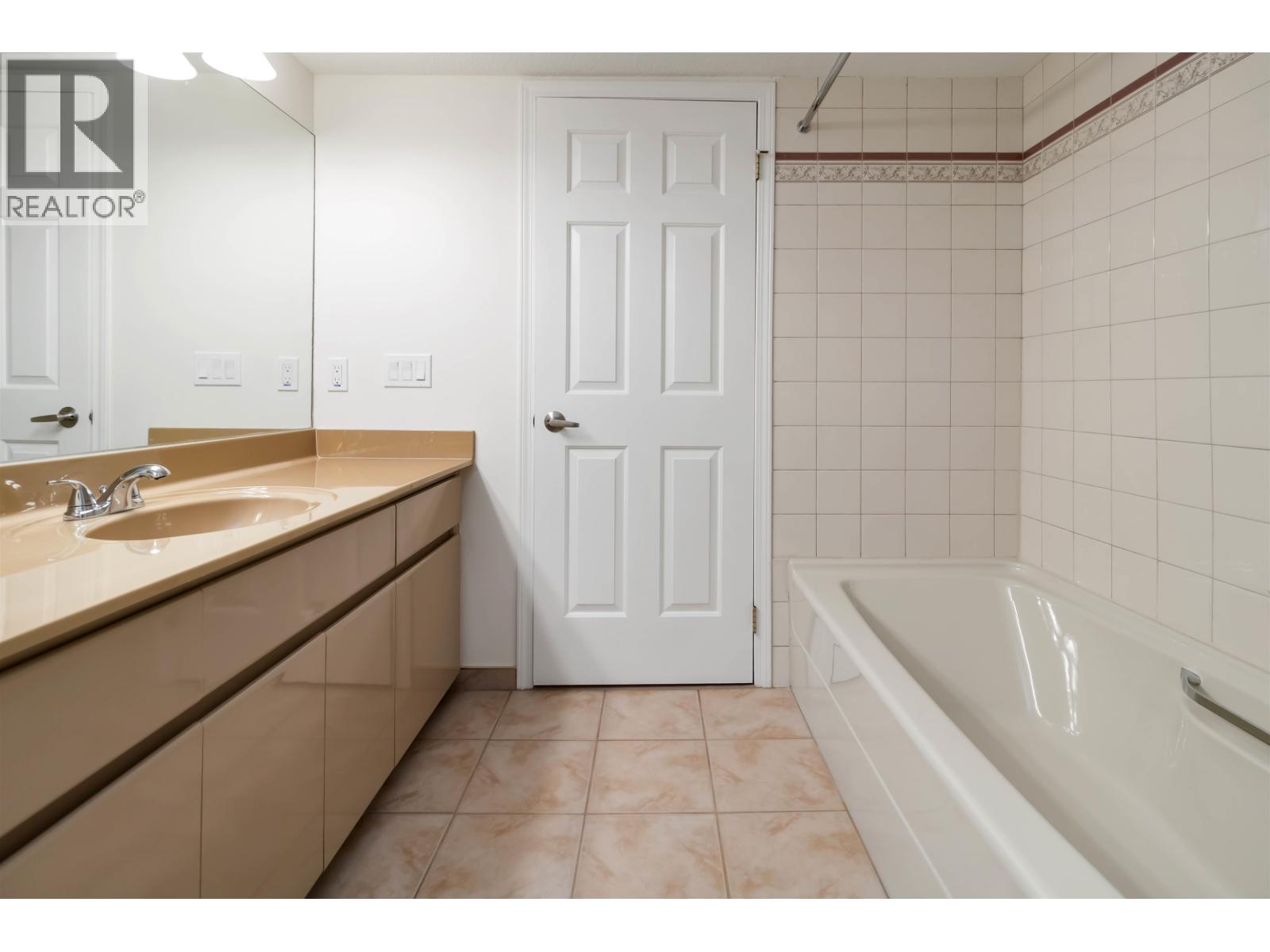 102 1230 QUAYSIDE DRIVE, New Westminster