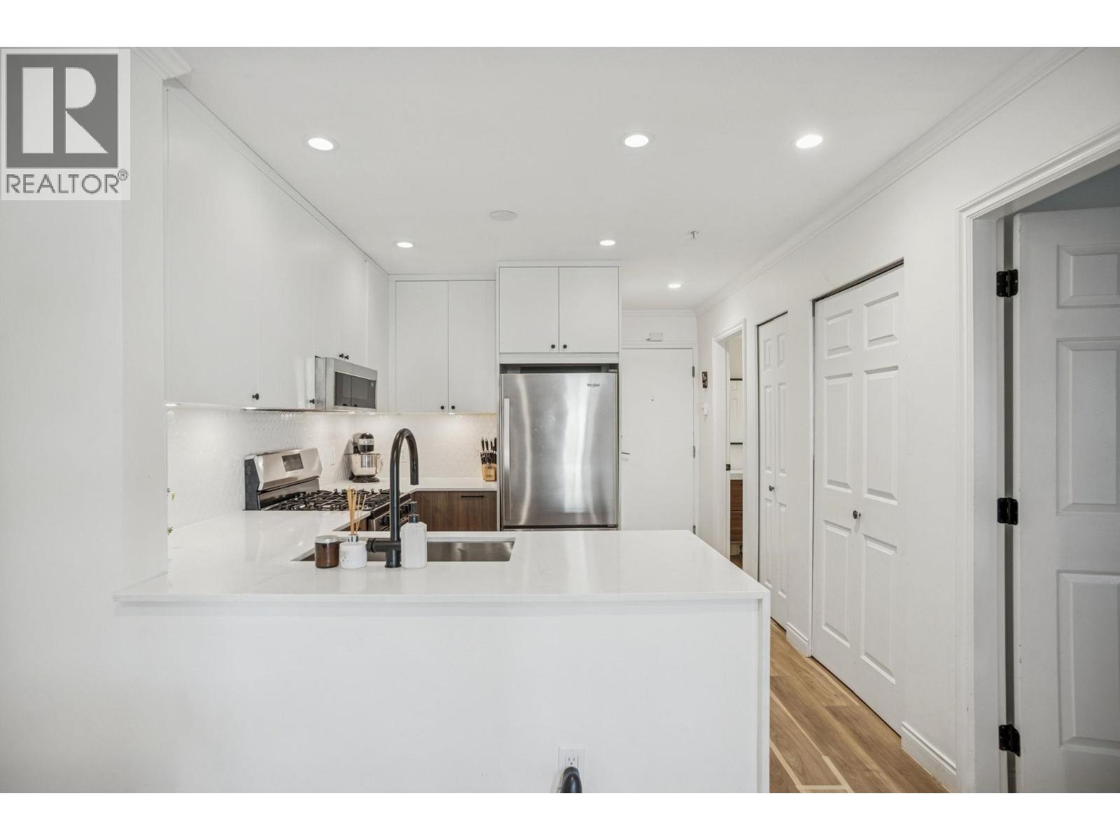 305 688 E 16TH AVENUE, Vancouver