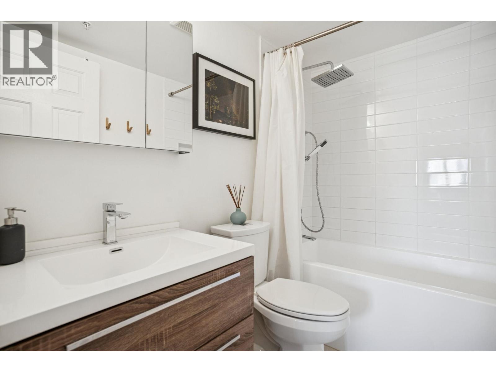 305 688 E 16TH AVENUE, Vancouver