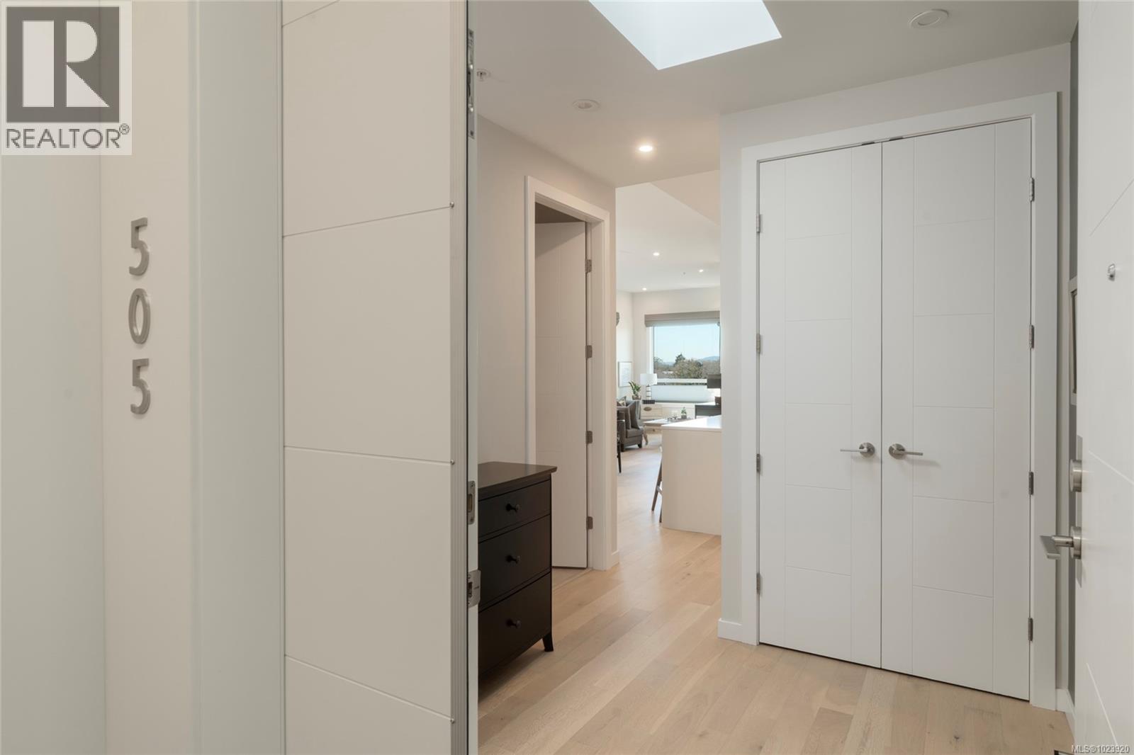 PH5 2285 Bowker Ave, Oak Bay