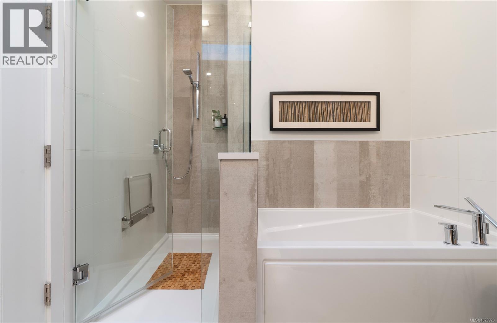 PH5 2285 Bowker Ave, Oak Bay