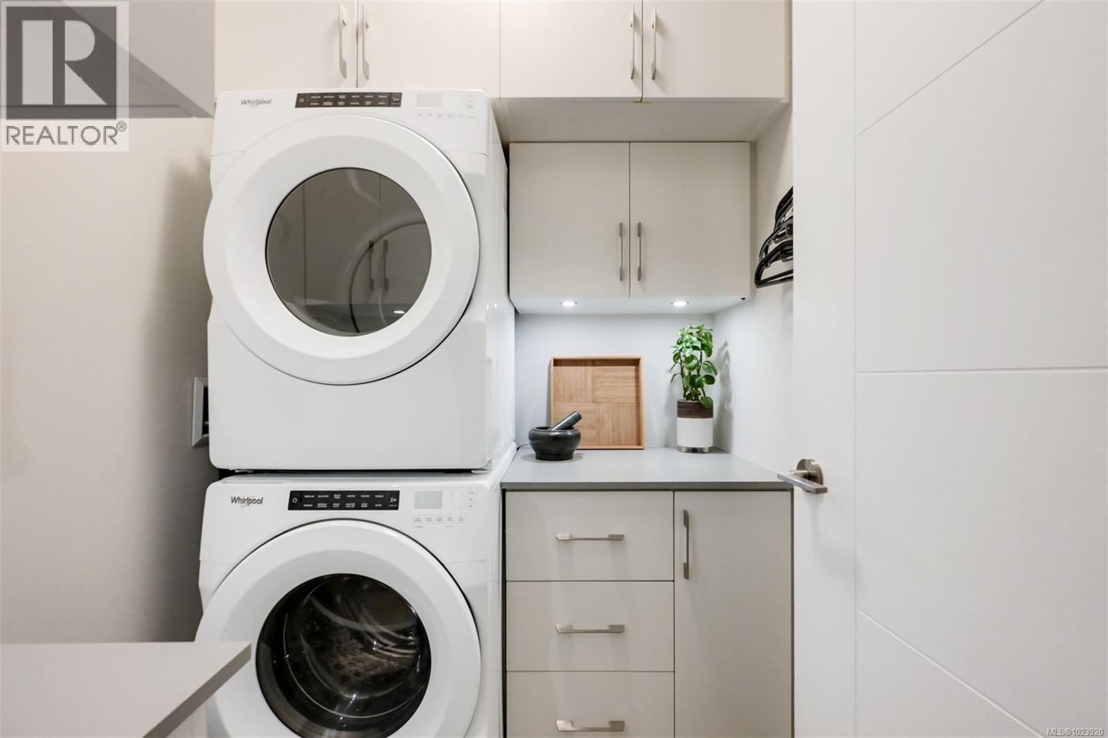 PH5 2285 Bowker Ave, Oak Bay