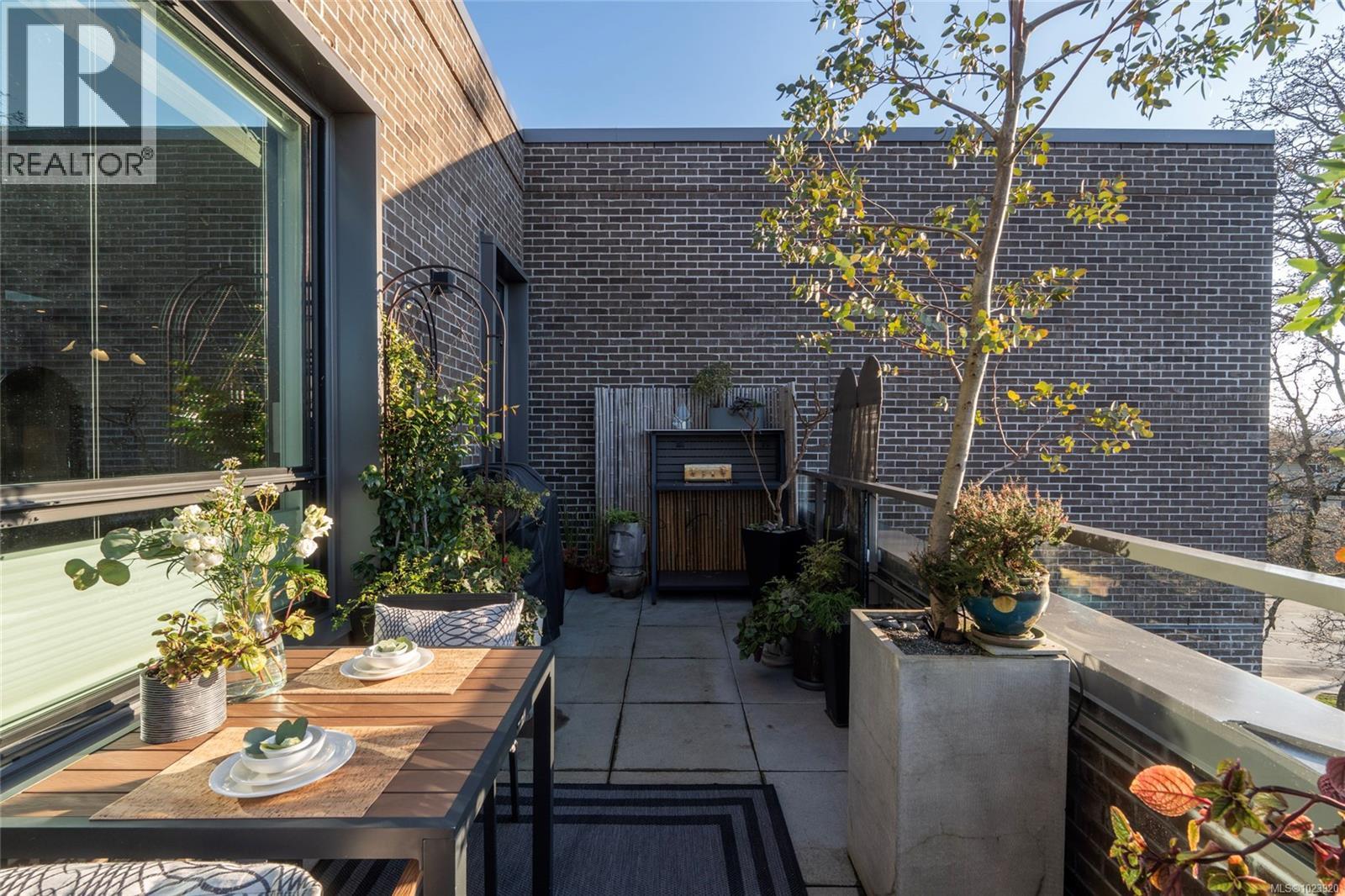 PH5 2285 Bowker Ave, Oak Bay